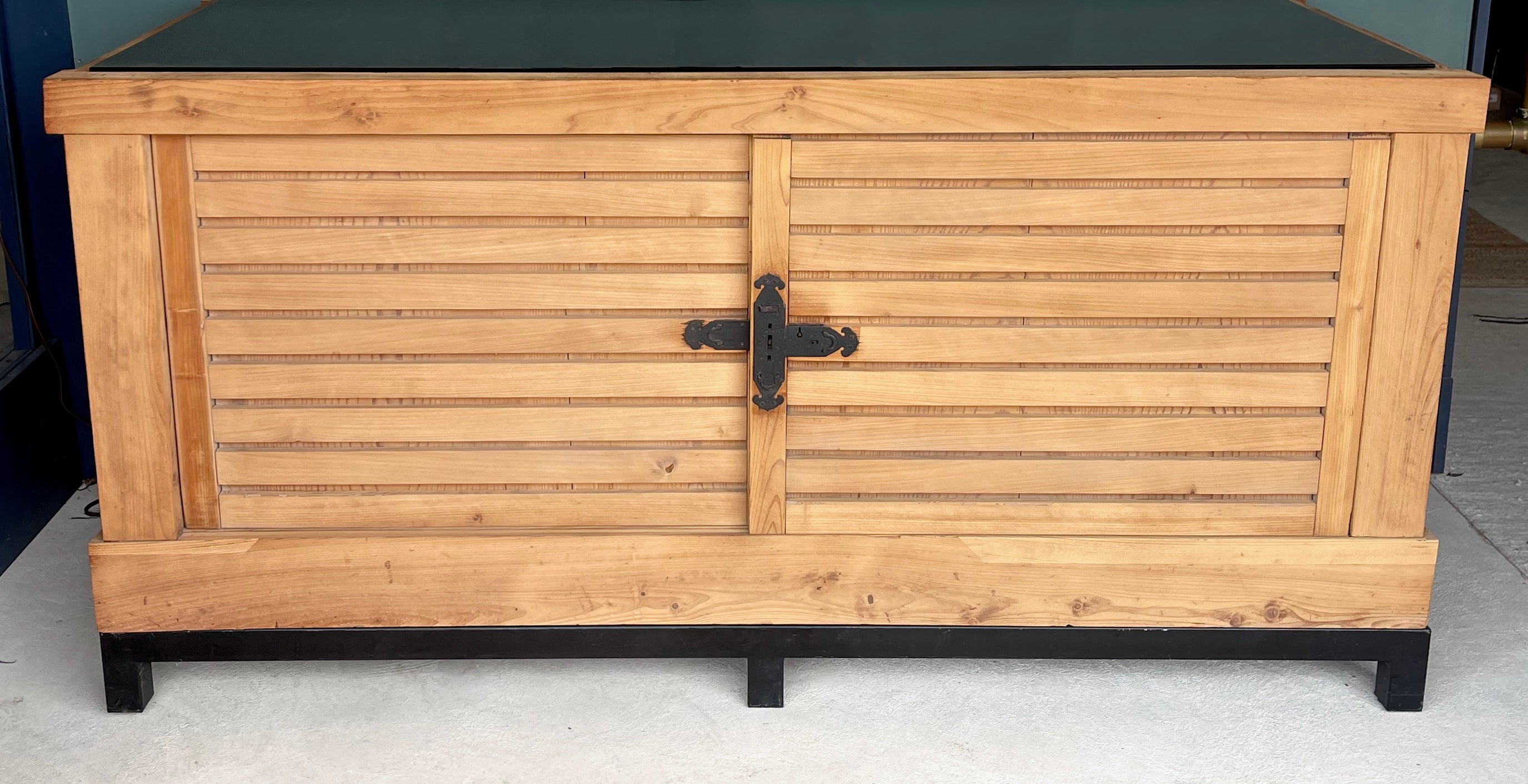 Armadio Tansu con ante scorrevoli in Wood su base in acciaio con piano in vetro grigio fumo in vendita