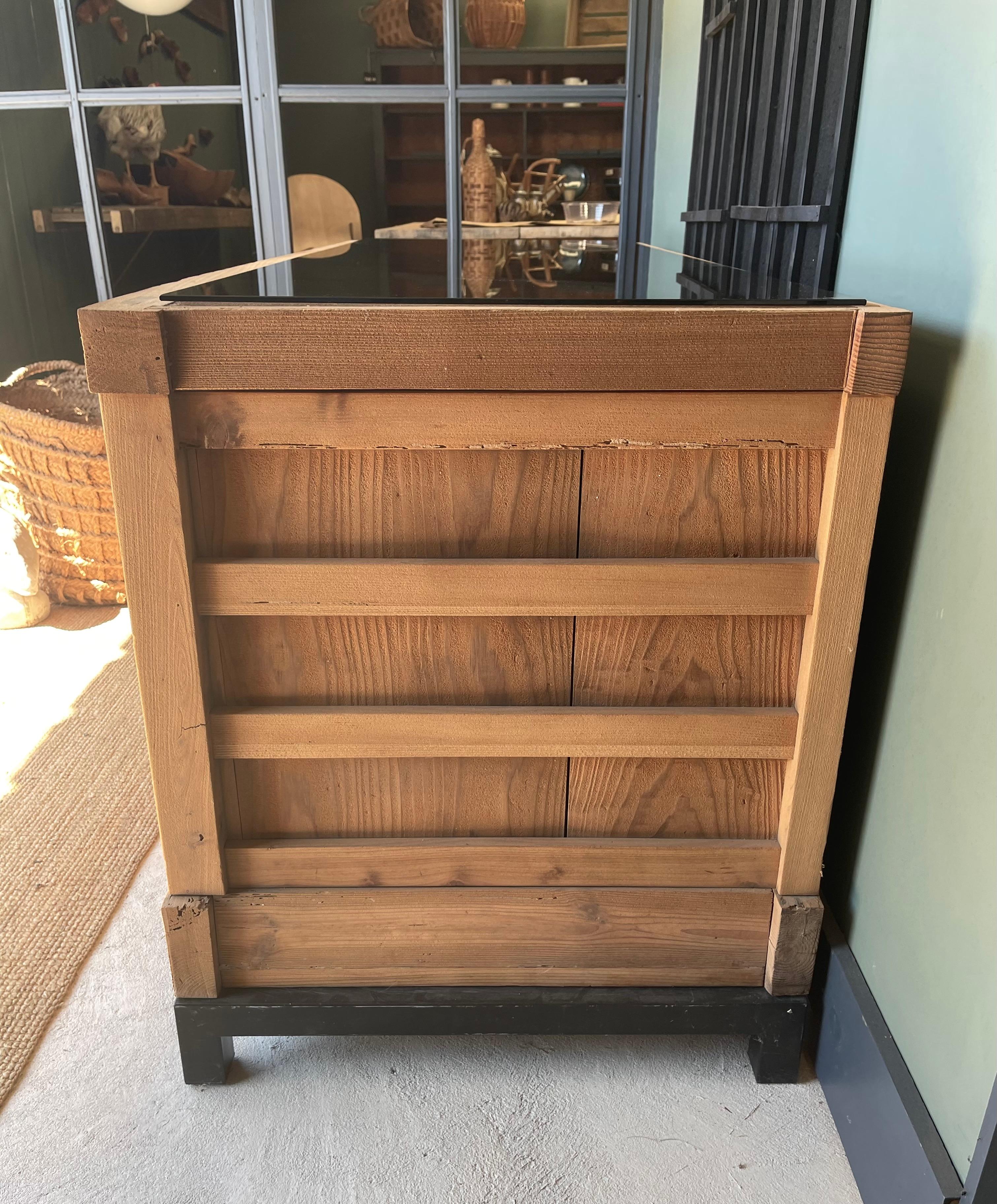 Armadio Tansu con ante scorrevoli in Wood su base in acciaio con piano in vetro grigio fumo in vendita 4