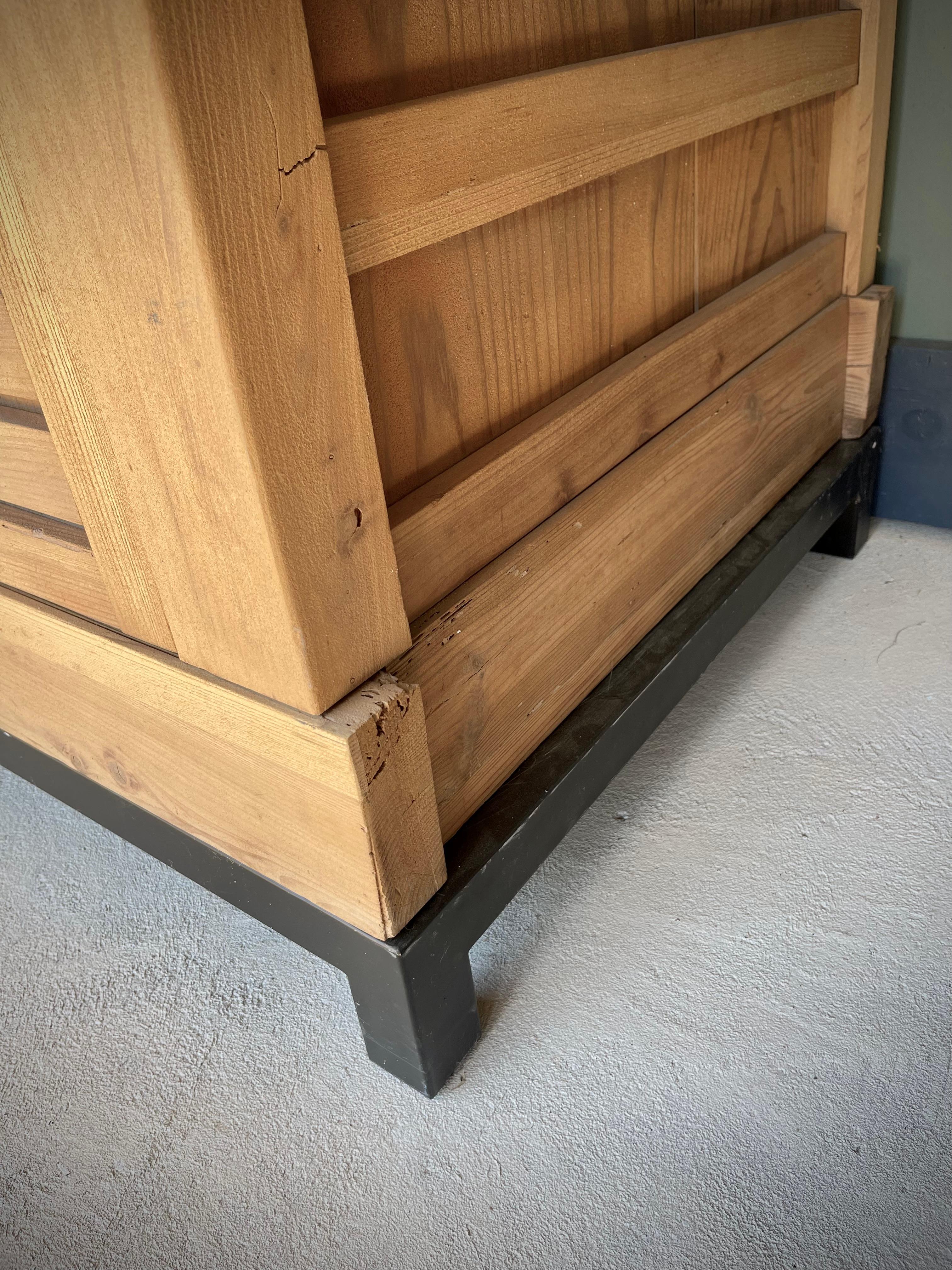 Armadio Tansu con ante scorrevoli in Wood su base in acciaio con piano in vetro grigio fumo in vendita 5