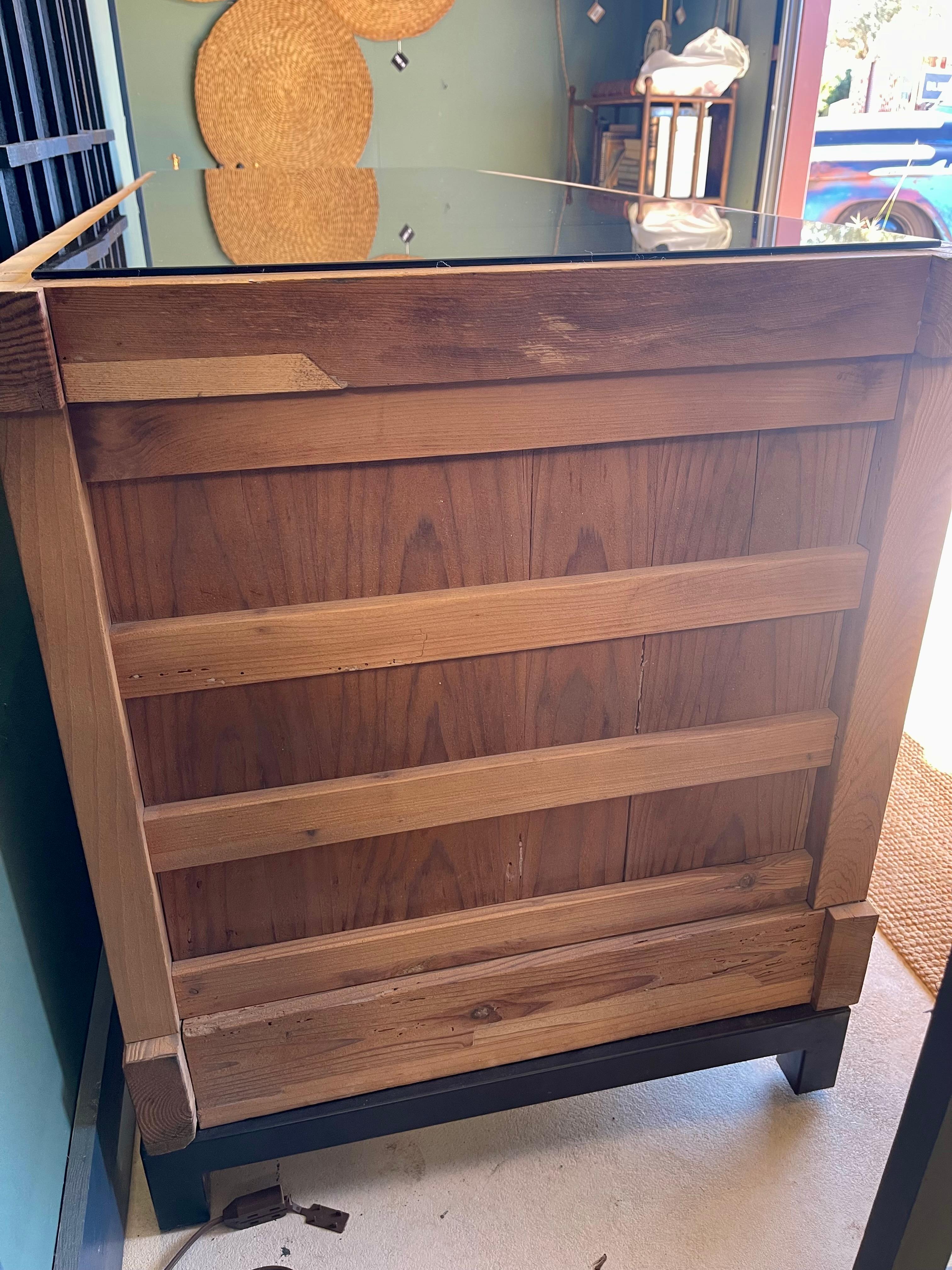 Armadio Tansu con ante scorrevoli in Wood su base in acciaio con piano in vetro grigio fumo in vendita 6