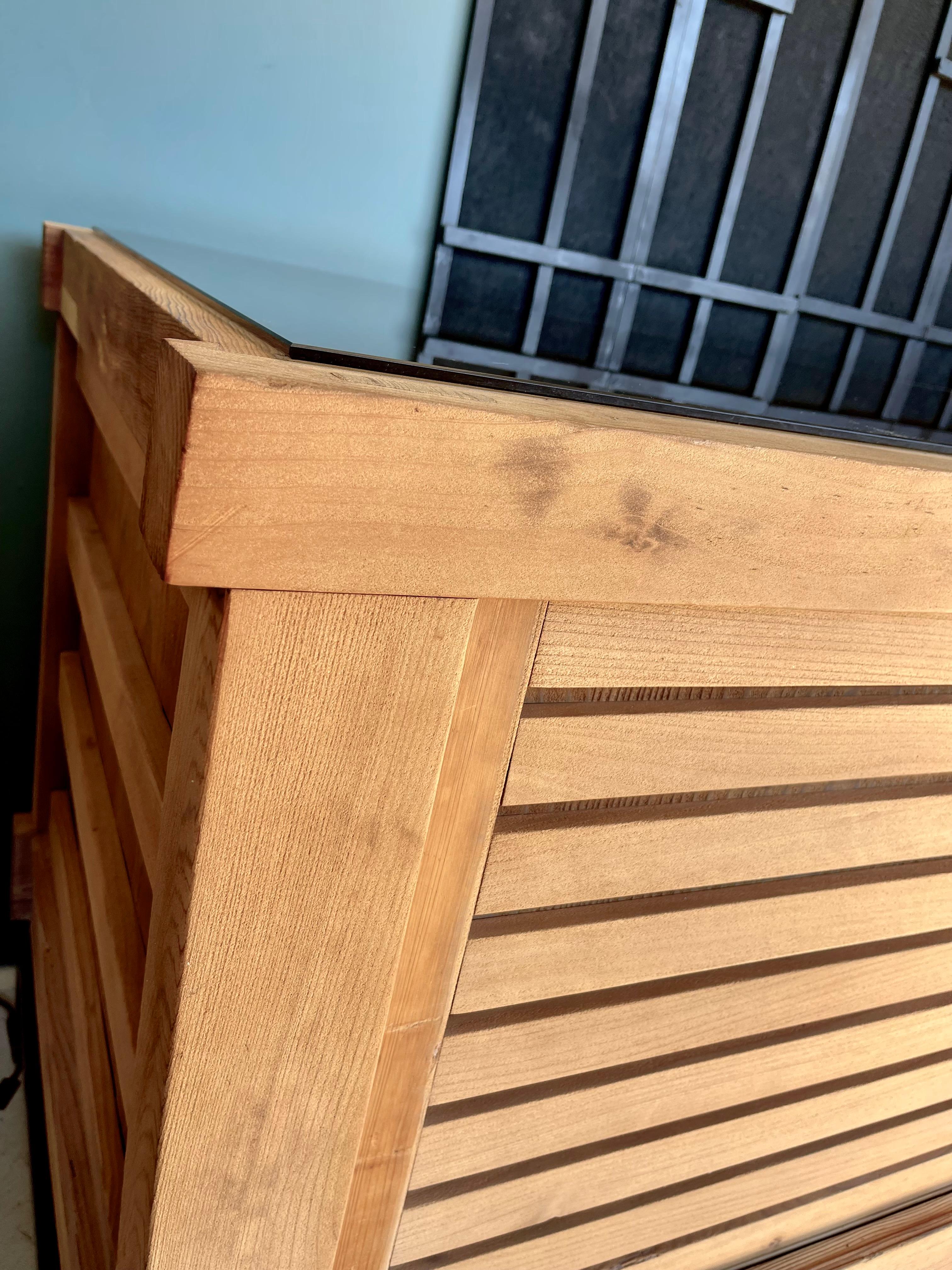 Armadio Tansu con ante scorrevoli in Wood su base in acciaio con piano in vetro grigio fumo in vendita 7