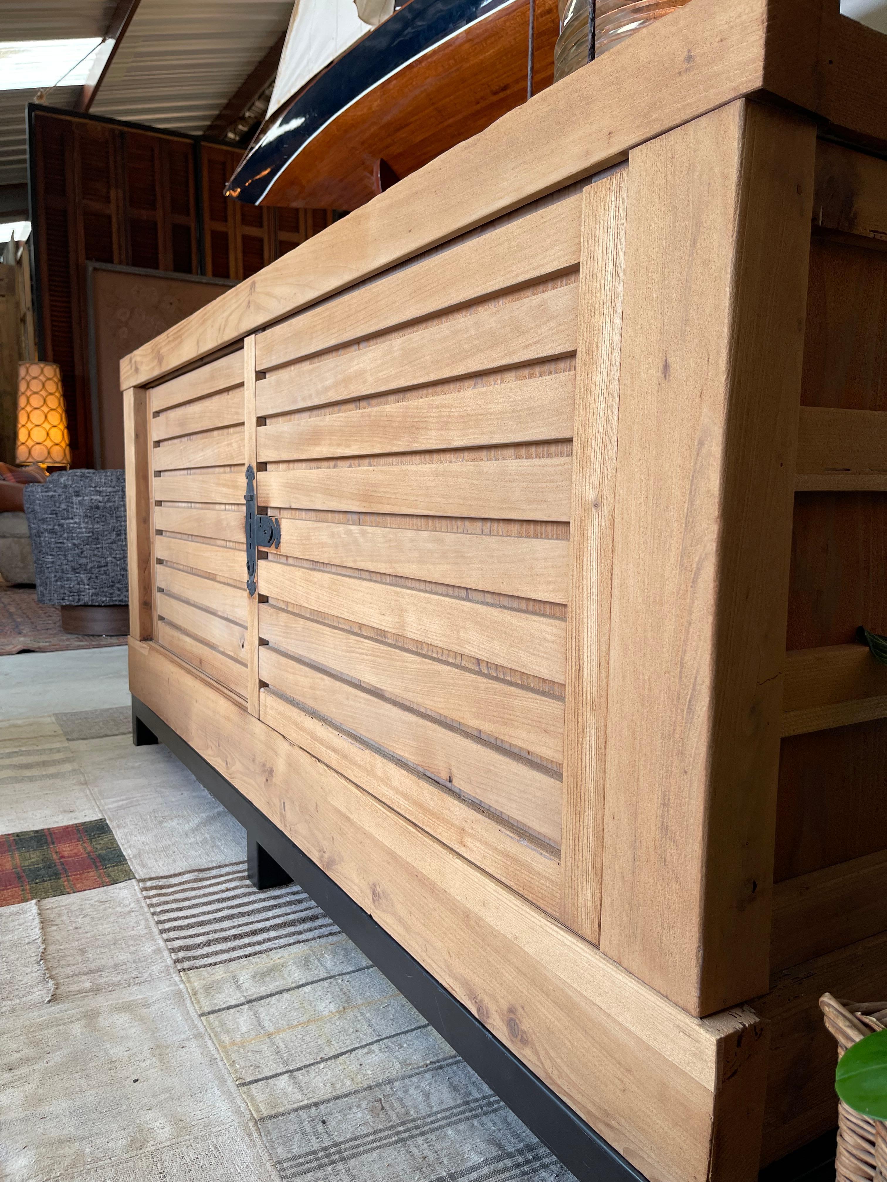 Industriale Armadio Tansu con ante scorrevoli in Wood su base in acciaio con piano in vetro grigio fumo in vendita