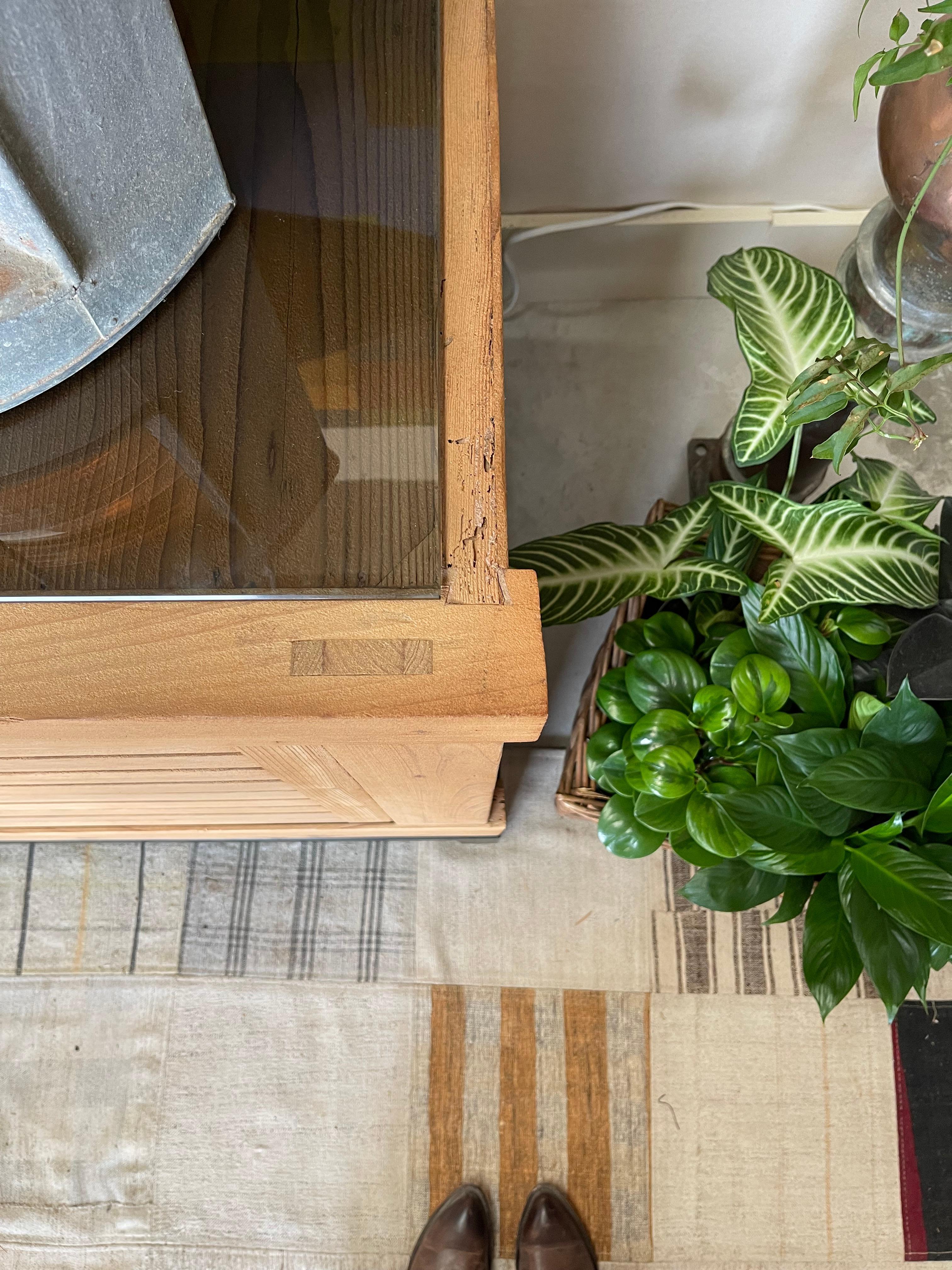 Armadio Tansu con ante scorrevoli in Wood su base in acciaio con piano in vetro grigio fumo In condizioni buone in vendita a Mckinney, TX