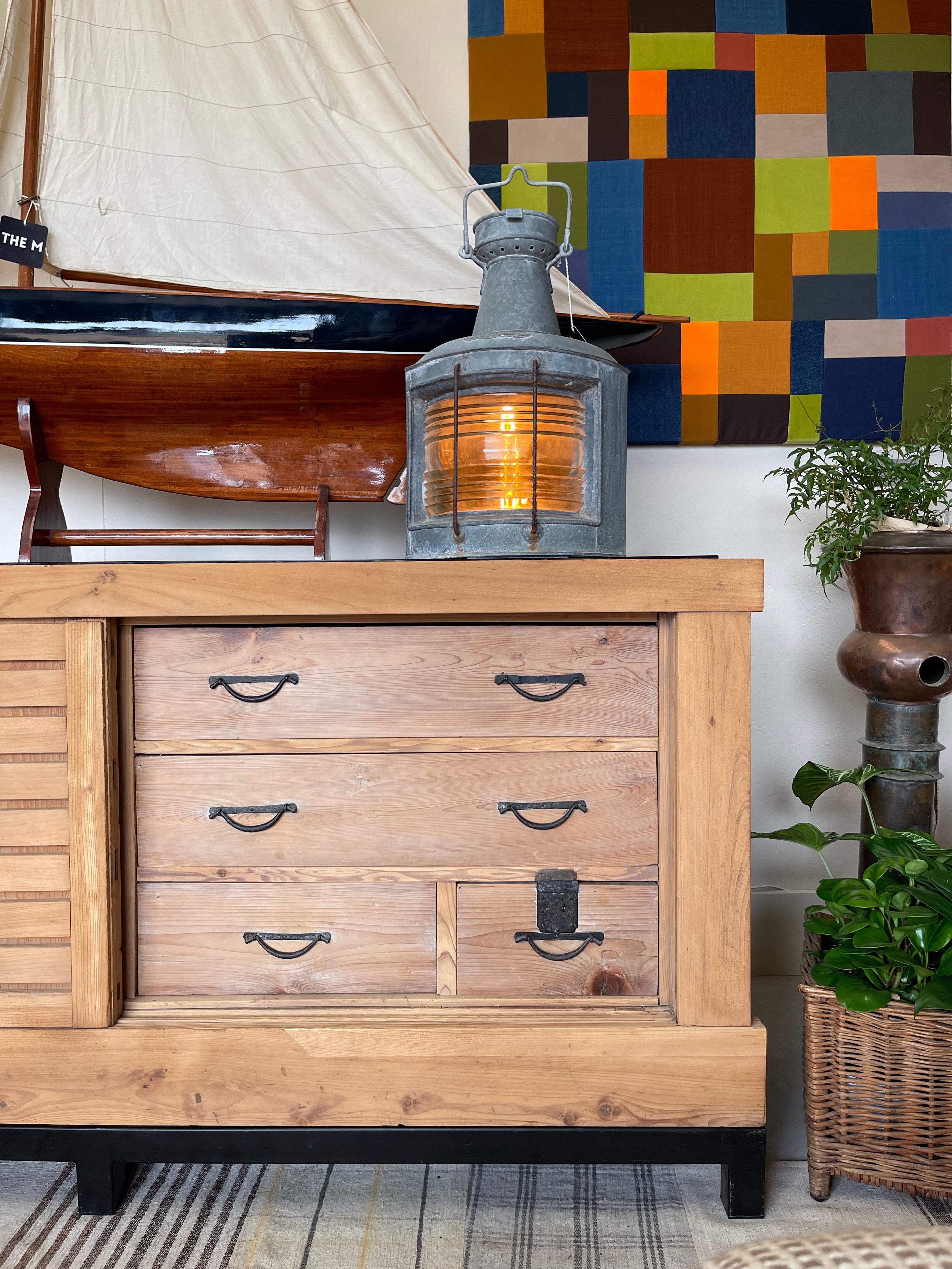 XX secolo Armadio Tansu con ante scorrevoli in Wood su base in acciaio con piano in vetro grigio fumo in vendita