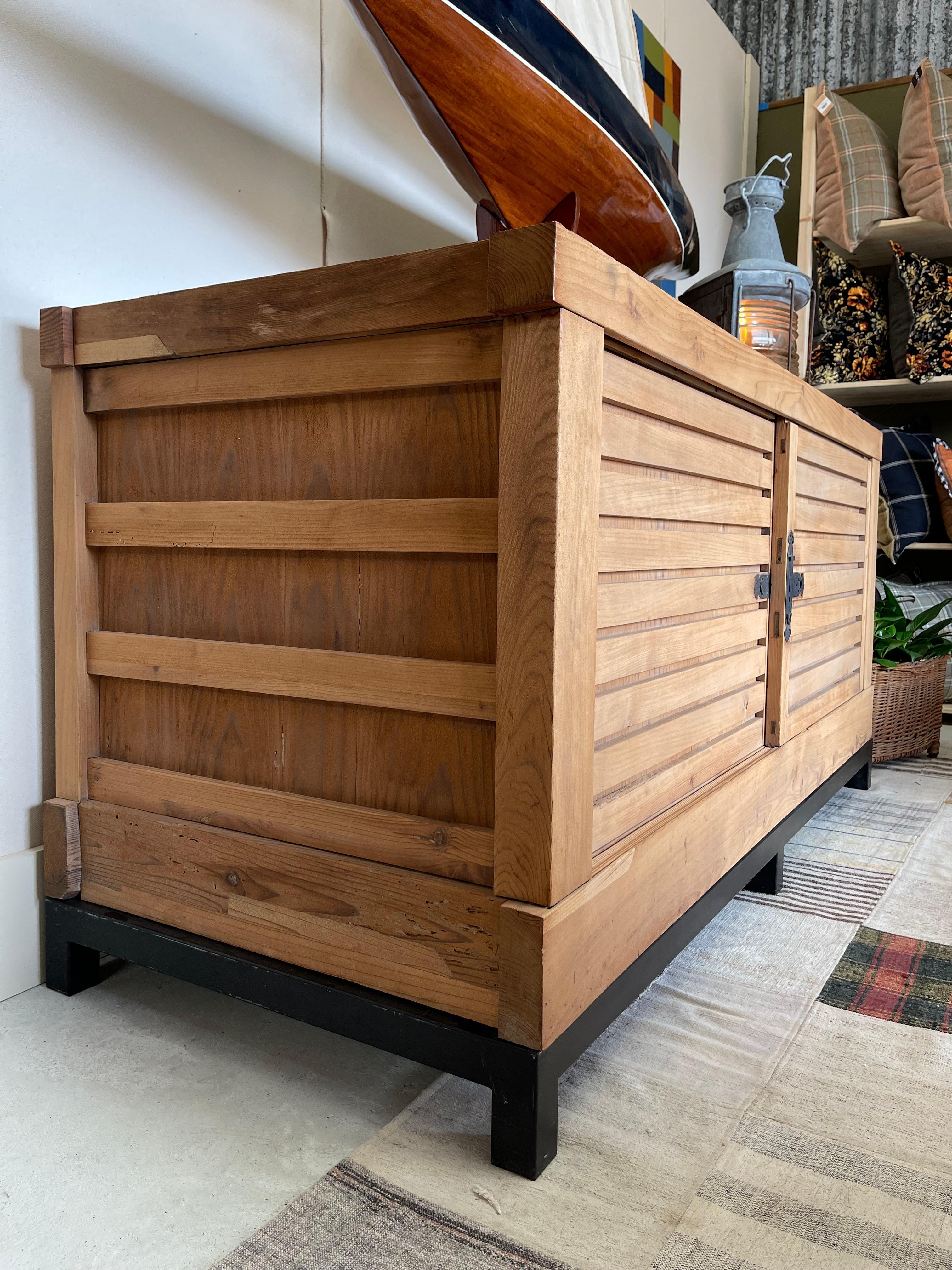 Acciaio Armadio Tansu con ante scorrevoli in Wood su base in acciaio con piano in vetro grigio fumo in vendita