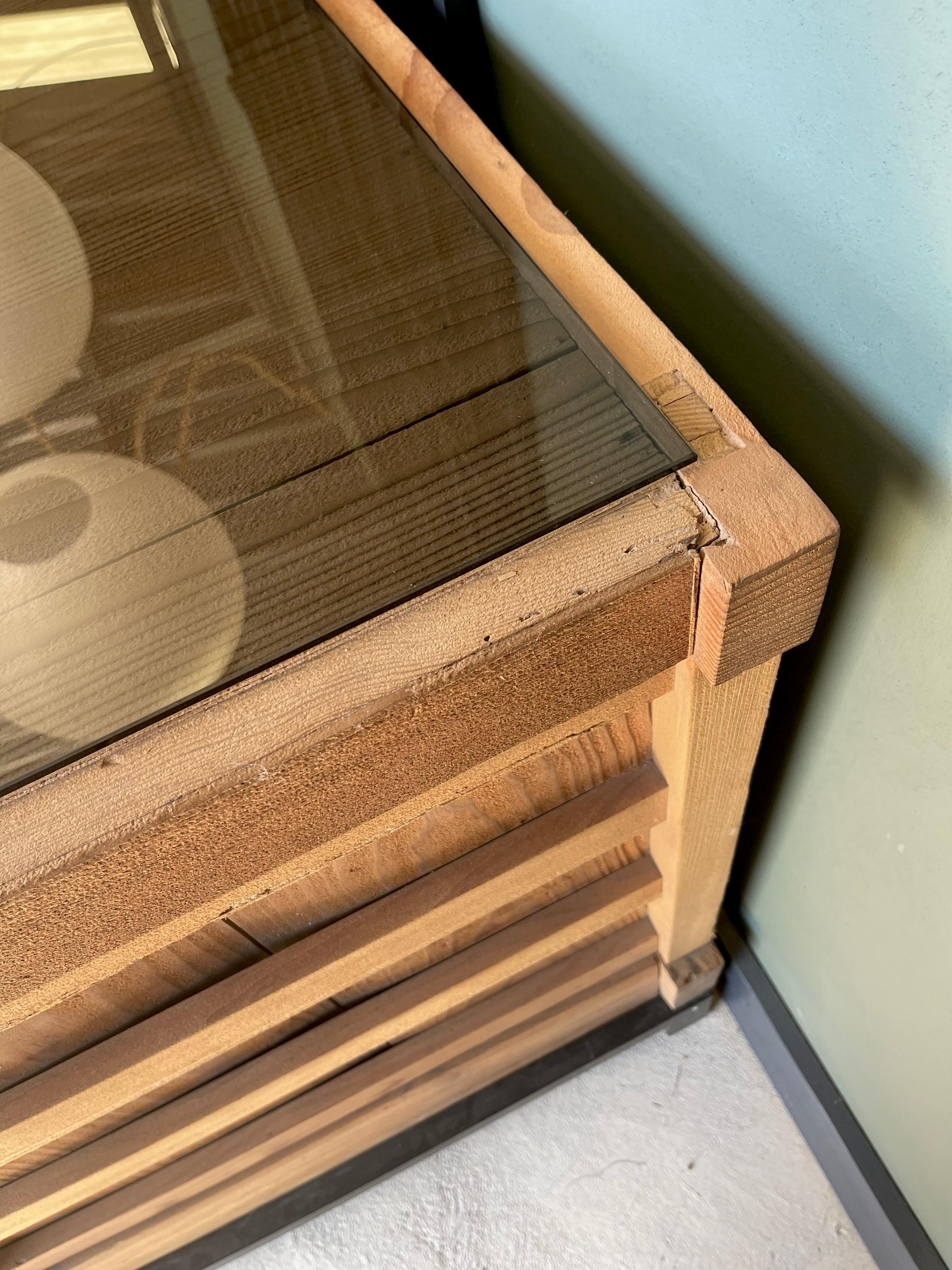 Armadio Tansu con ante scorrevoli in Wood su base in acciaio con piano in vetro grigio fumo in vendita 1