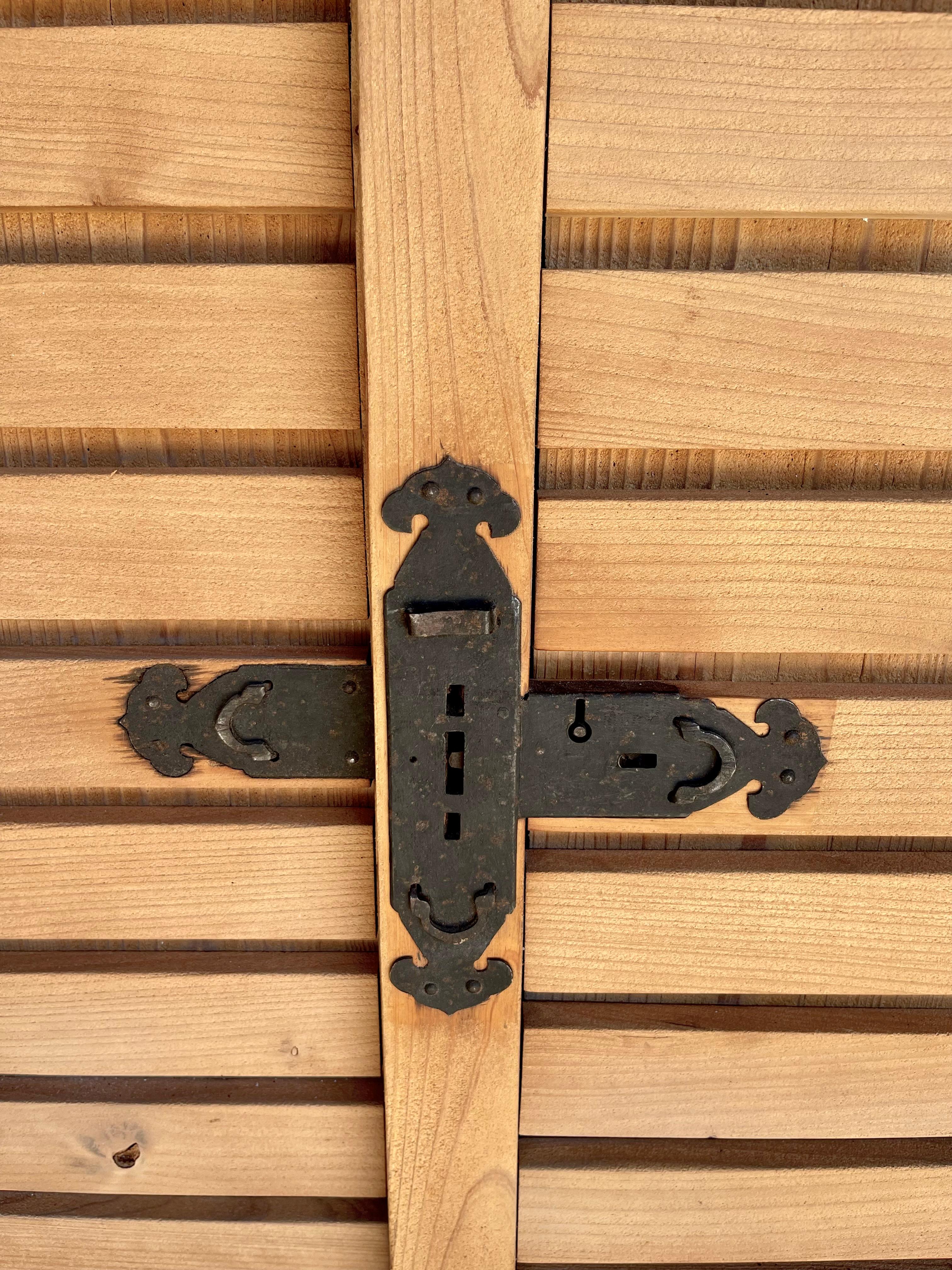 Armadio Tansu con ante scorrevoli in Wood su base in acciaio con piano in vetro grigio fumo in vendita 2