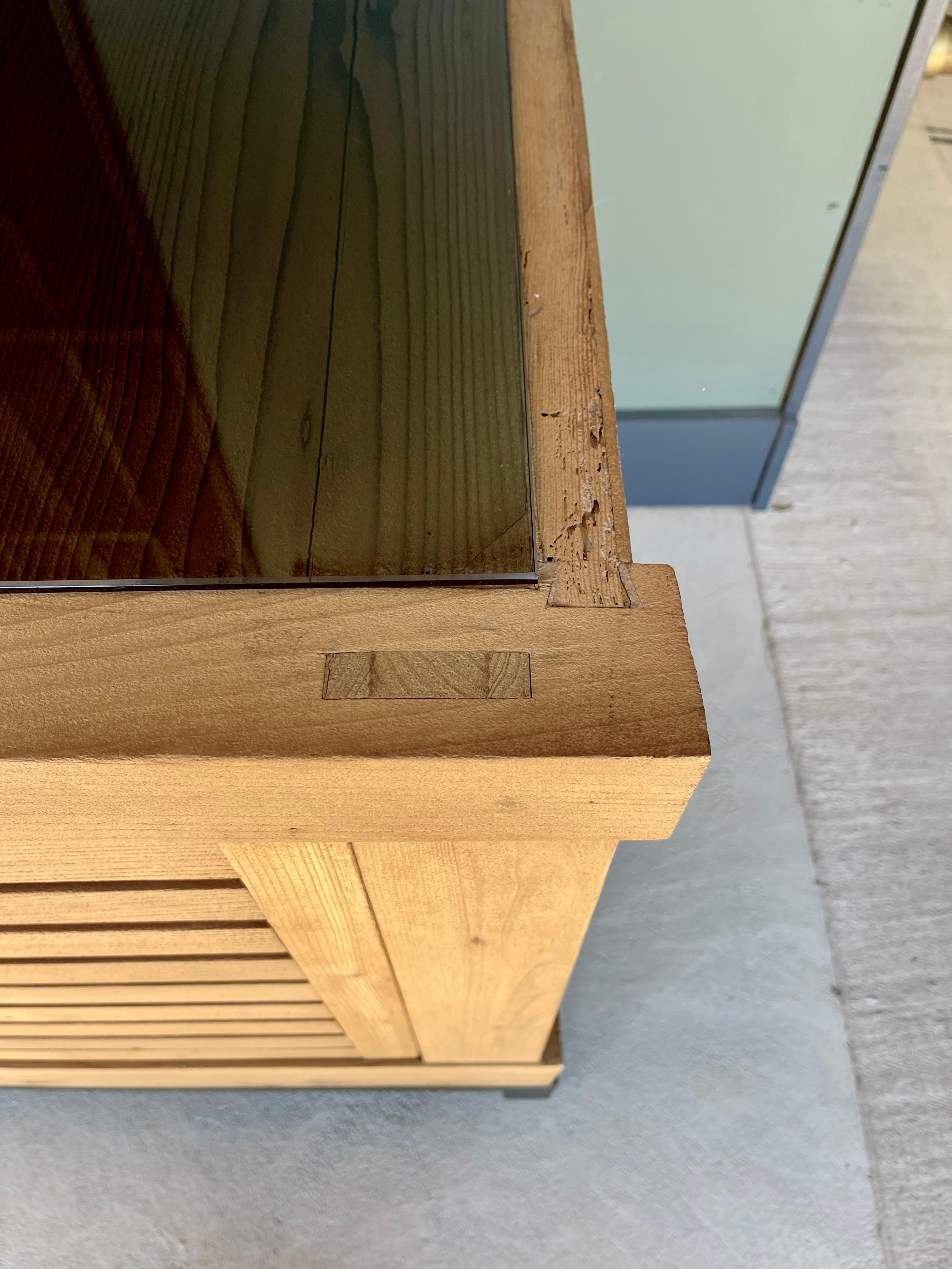 Armadio Tansu con ante scorrevoli in Wood su base in acciaio con piano in vetro grigio fumo in vendita 3