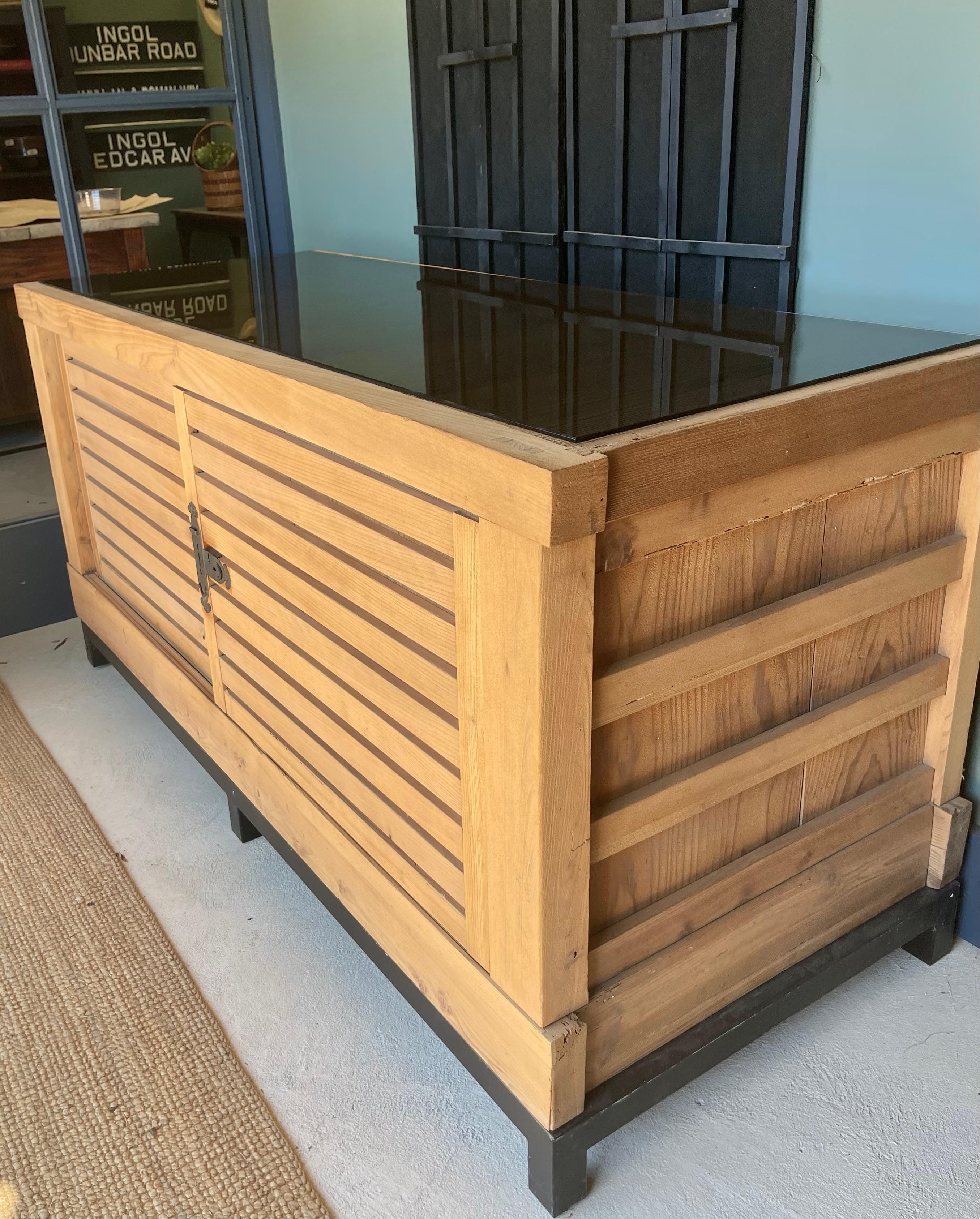 Tansu: un mobile tradizionale giapponese, comunemente usato per riporre i vestiti o qualsiasi cosa tu desideri!  Questo favoloso pezzo offre un'ampia gamma di utilizzi. Appoggiala alla parete come buffet o console per la tv, oppure posizionala in