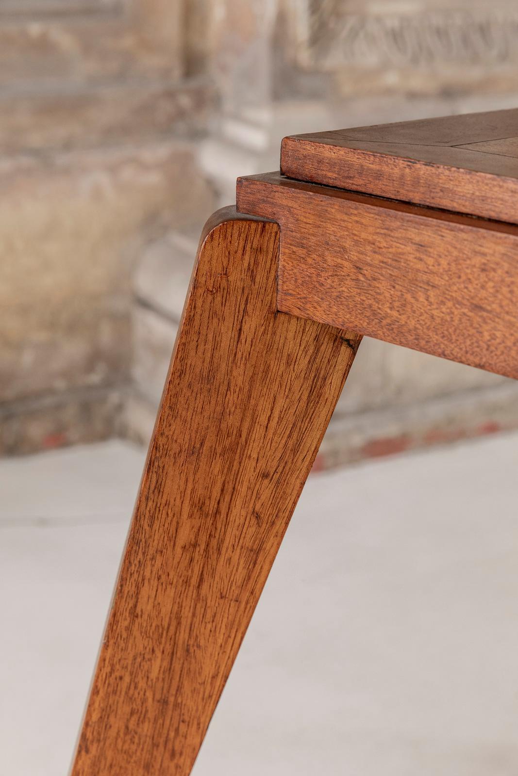 Pierre Jeanneret zugeschriebener Holzhocker im Angebot 3