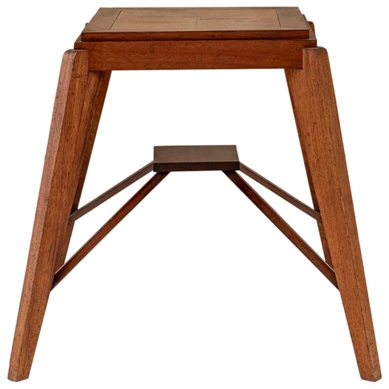 Pierre Jeanneret zugeschriebener Holzhocker im Angebot