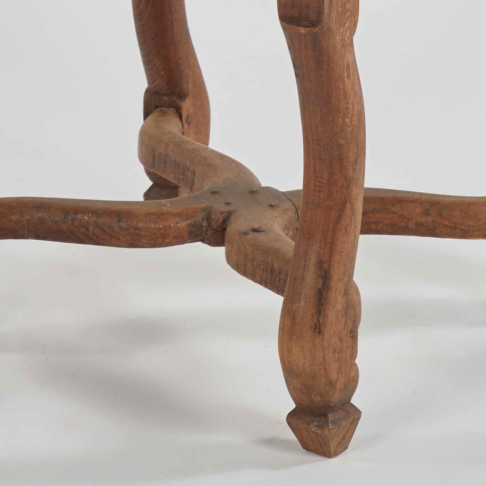 Mit dunkelbraunem Leder bezogener Holzhocker aus dem Frankreich des späten 19. Jahrhunderts. Dieses rustikale und traditionelle Möbelstück besticht durch die Metallnieten an der Seitenwand und die anmutig geschnitzten Beine.  

Frankreich, um 1890