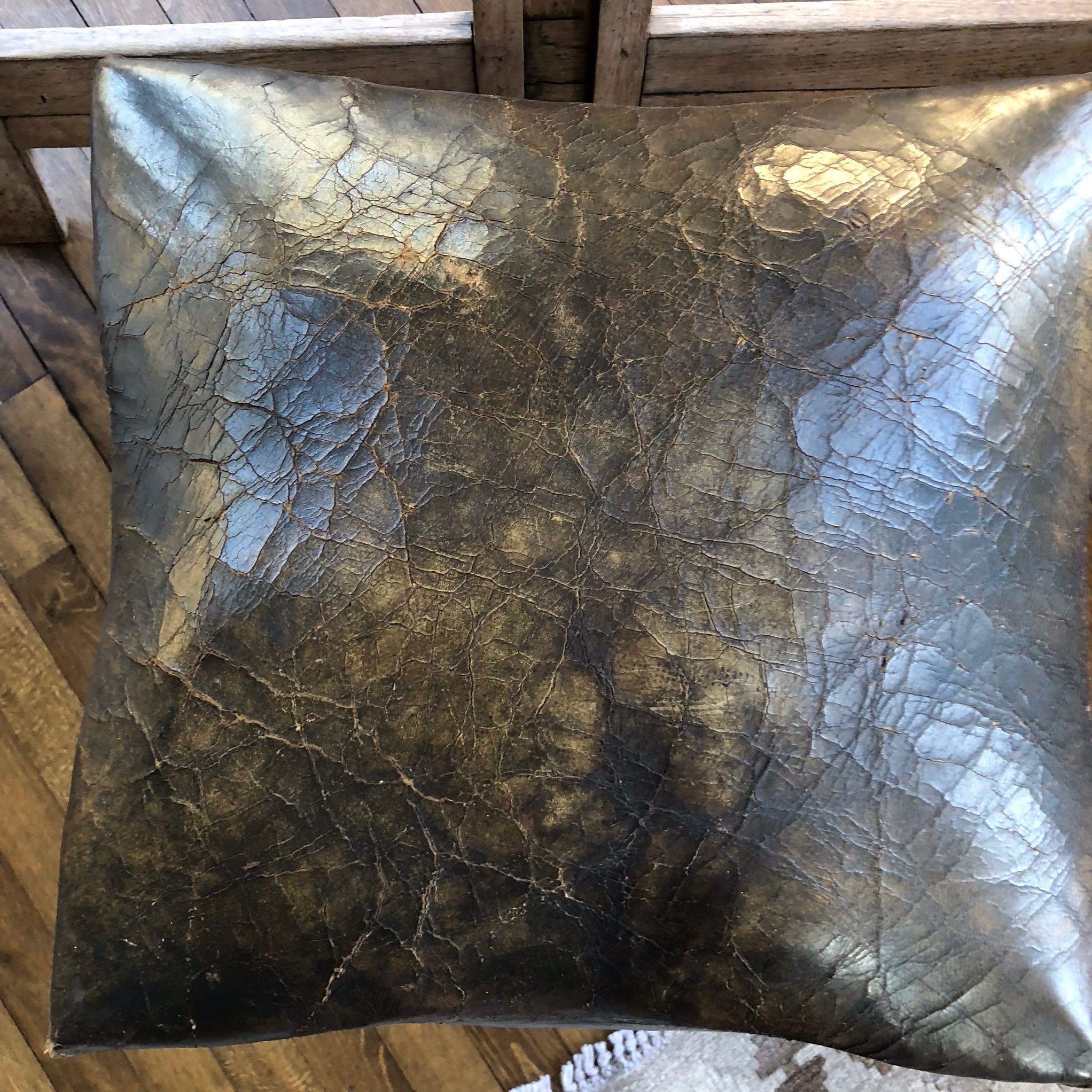 Milieu du XIXe siècle Tabouret en bois tapissé de cuir marron foncé de la fin du 19ème siècle en France en vente