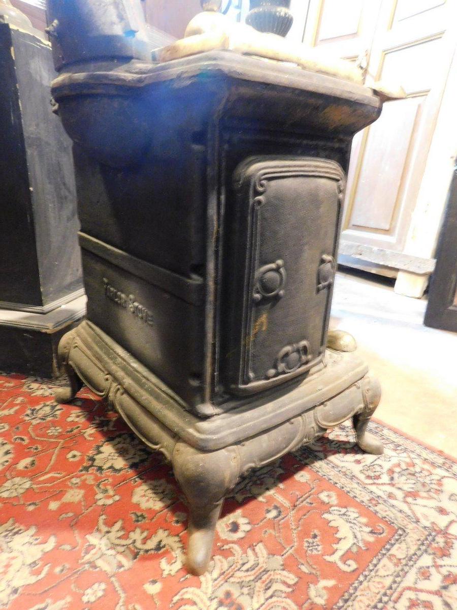 Estufa de leña, marca Parlor Stove, en hierro fundido negro, acabados en latón dorado 4
