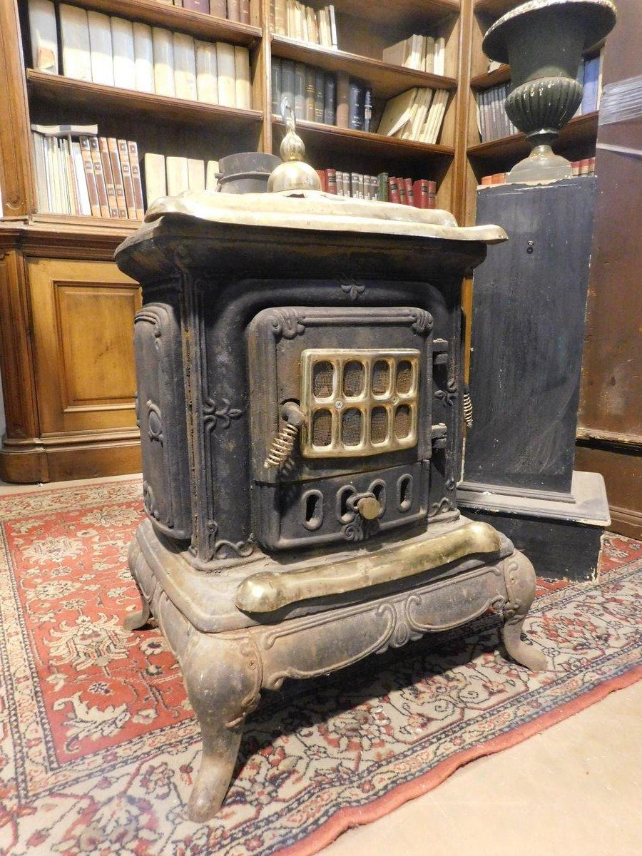 Estufa de leña antigua, marca Parlor Stove, construida en hierro fundido macizo con herrajes de latón dorado, una puerta para introducir la leña y cajón para la ceniza, original de la década de 1900 y en buen estado de conservación.
Medidas cm An 60