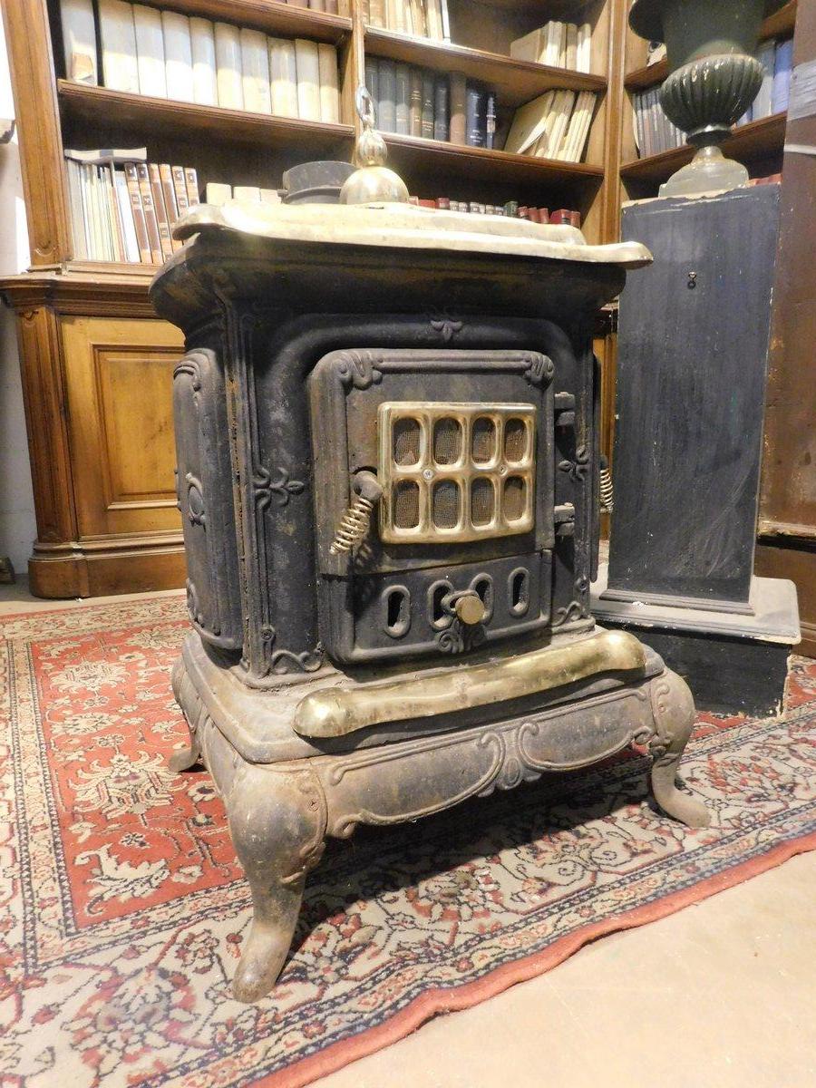 Estufa de leña, marca Parlor Stove, en hierro fundido negro, acabados en latón dorado Italiano