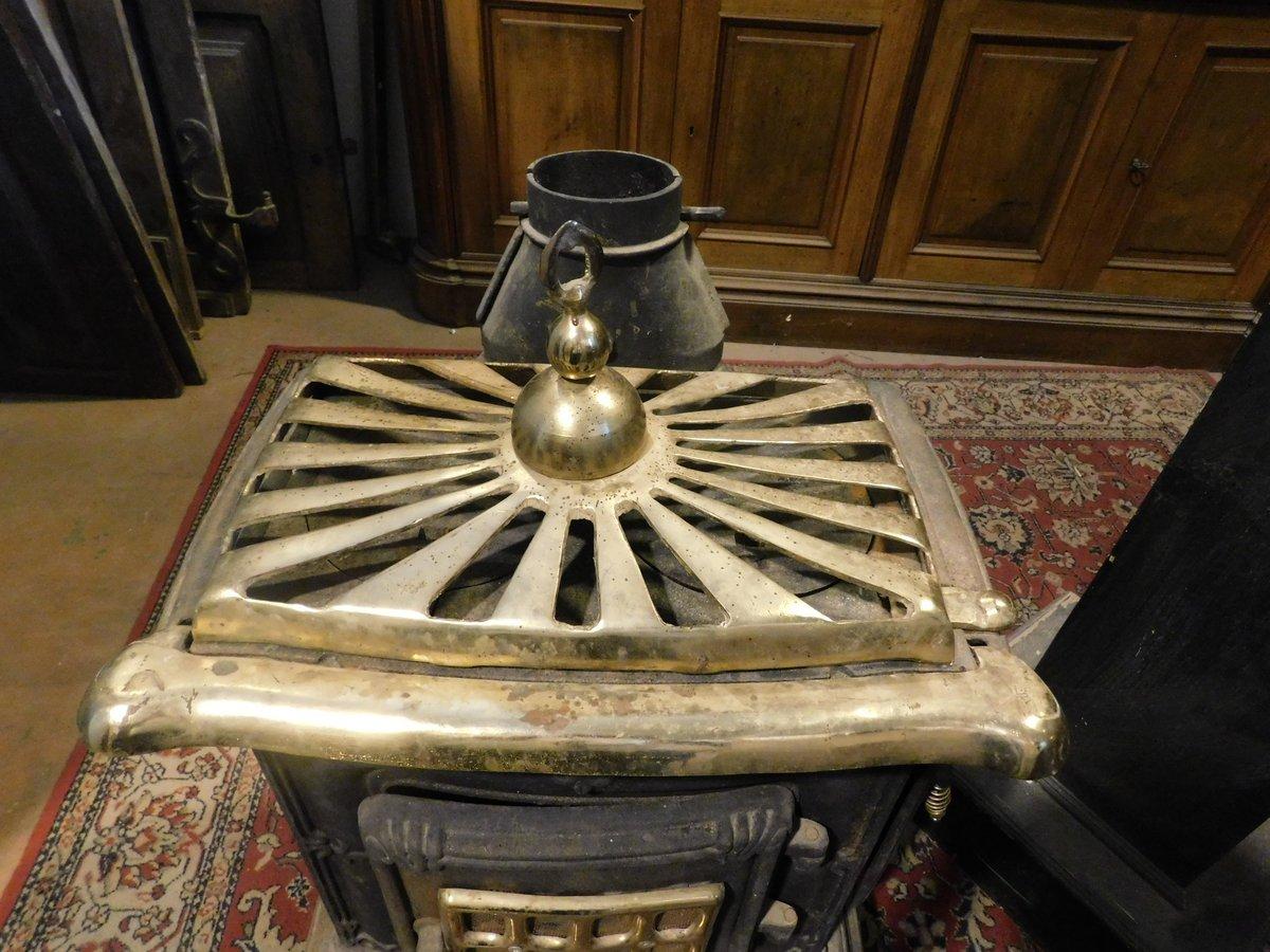 Estufa de leña, marca Parlor Stove, en hierro fundido negro, acabados en latón dorado 1