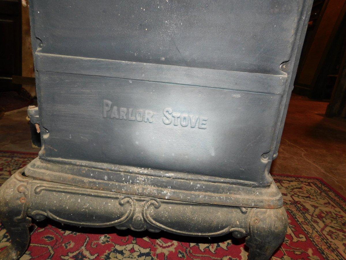 Estufa de leña, marca Parlor Stove, en hierro fundido negro, acabados en latón dorado 2