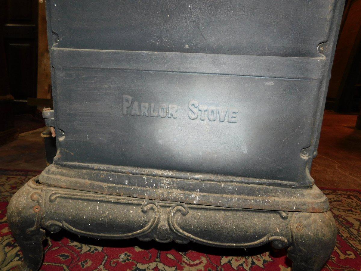 Estufa de leña, marca Parlor Stove, en hierro fundido negro, acabados en latón dorado 3
