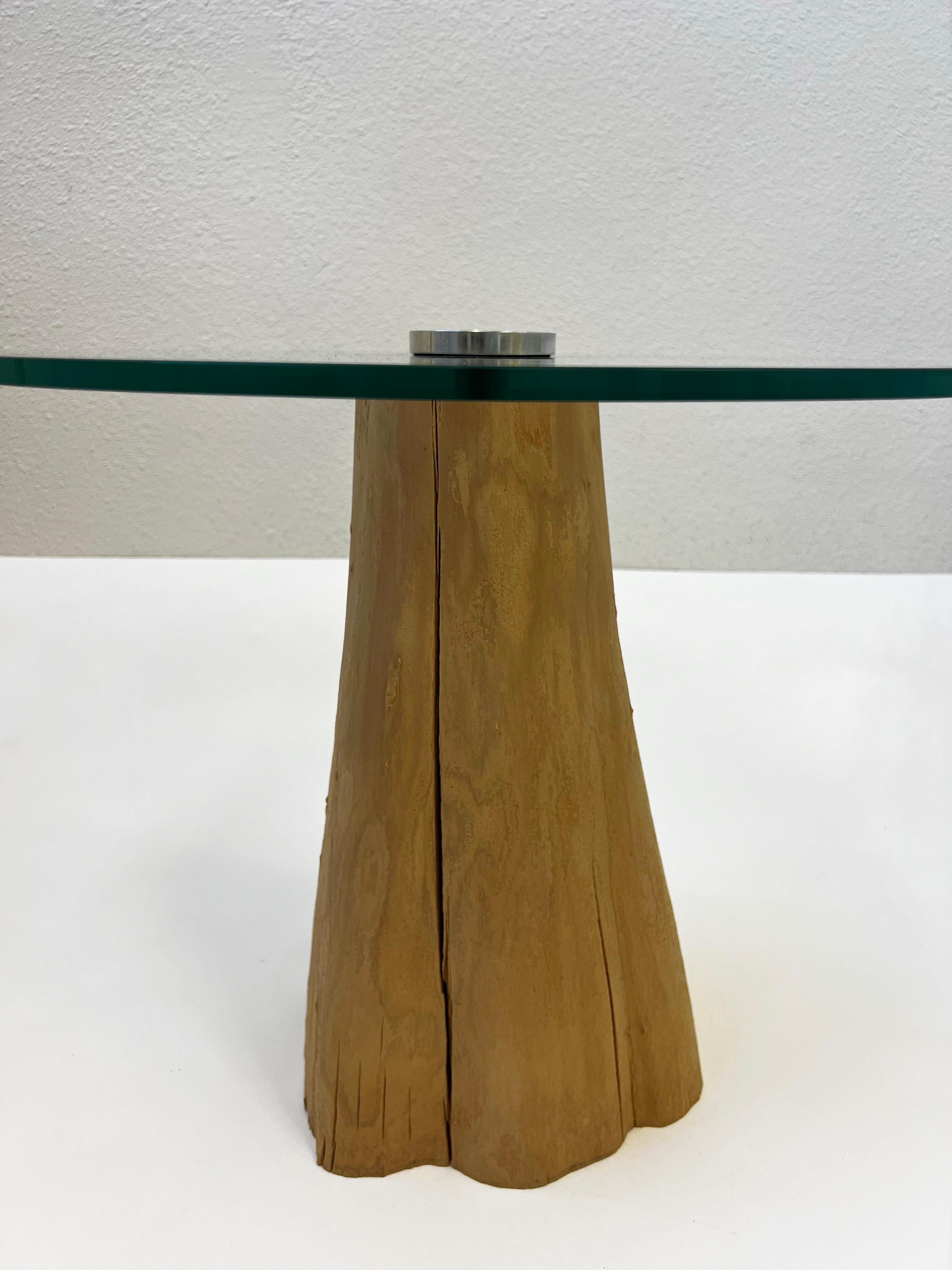 Mid-Century Modern Table d'appoint en bois taillé et verre de Michael  A. Taylor en vente