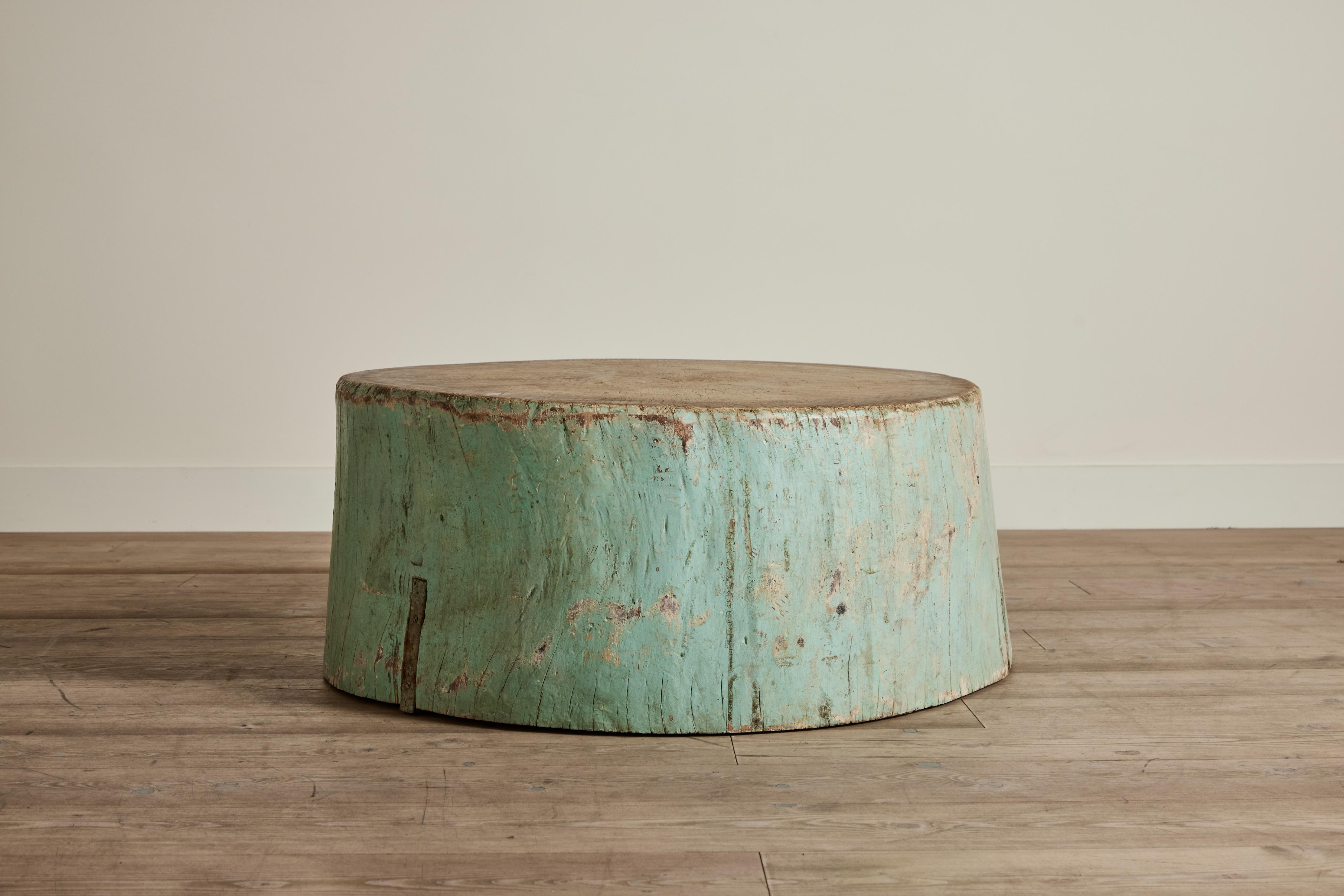 Couchtisch aus bemaltem Holzstumpf um 1930. Der Tisch ist sehr schwer und hat durchgehend sichtbare Gebrauchsspuren. 