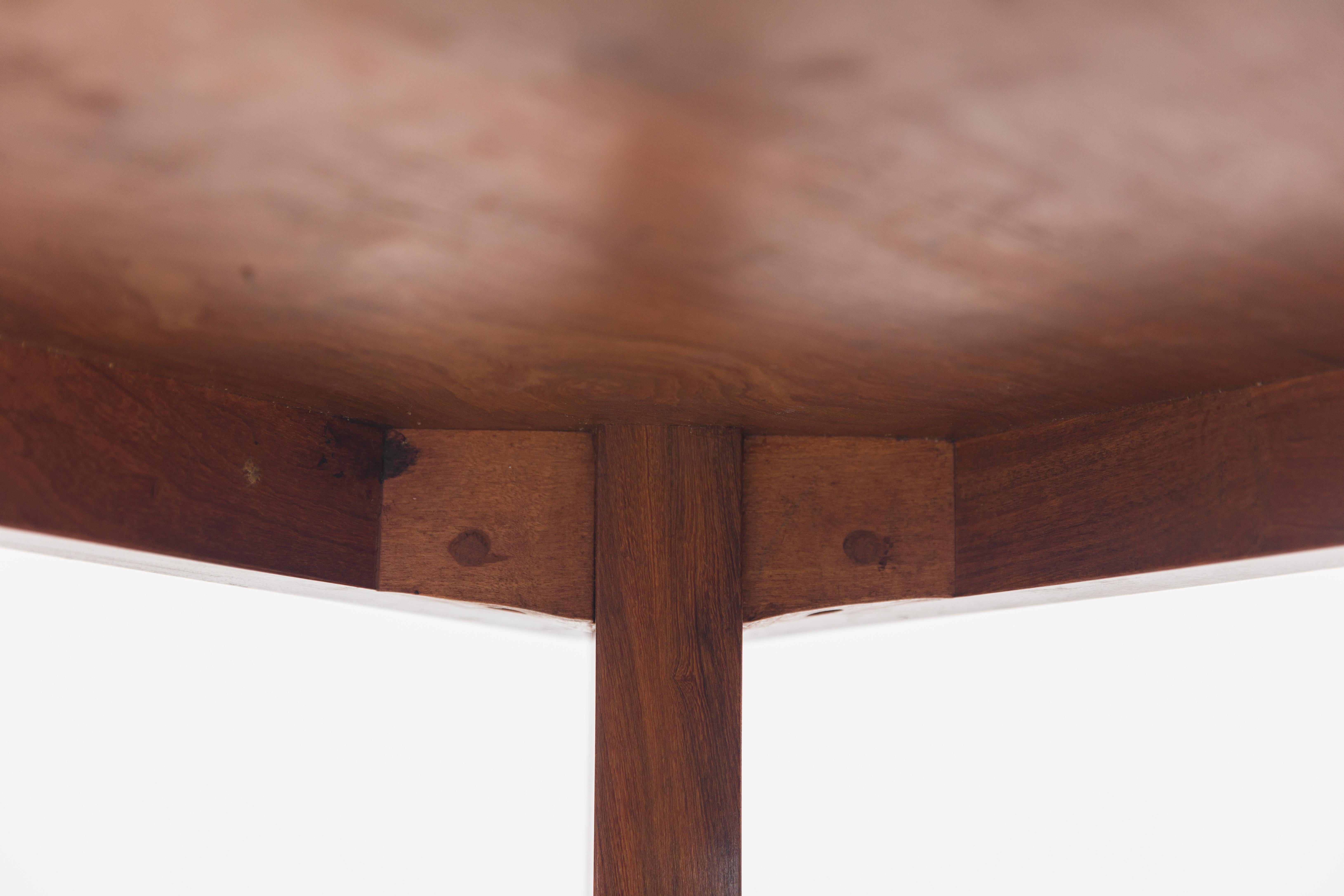 Table en bois de Joaquim Tenreiro:: années 1950:: design brésilien du milieu du siècle dernier Bon état - En vente à New York, NY