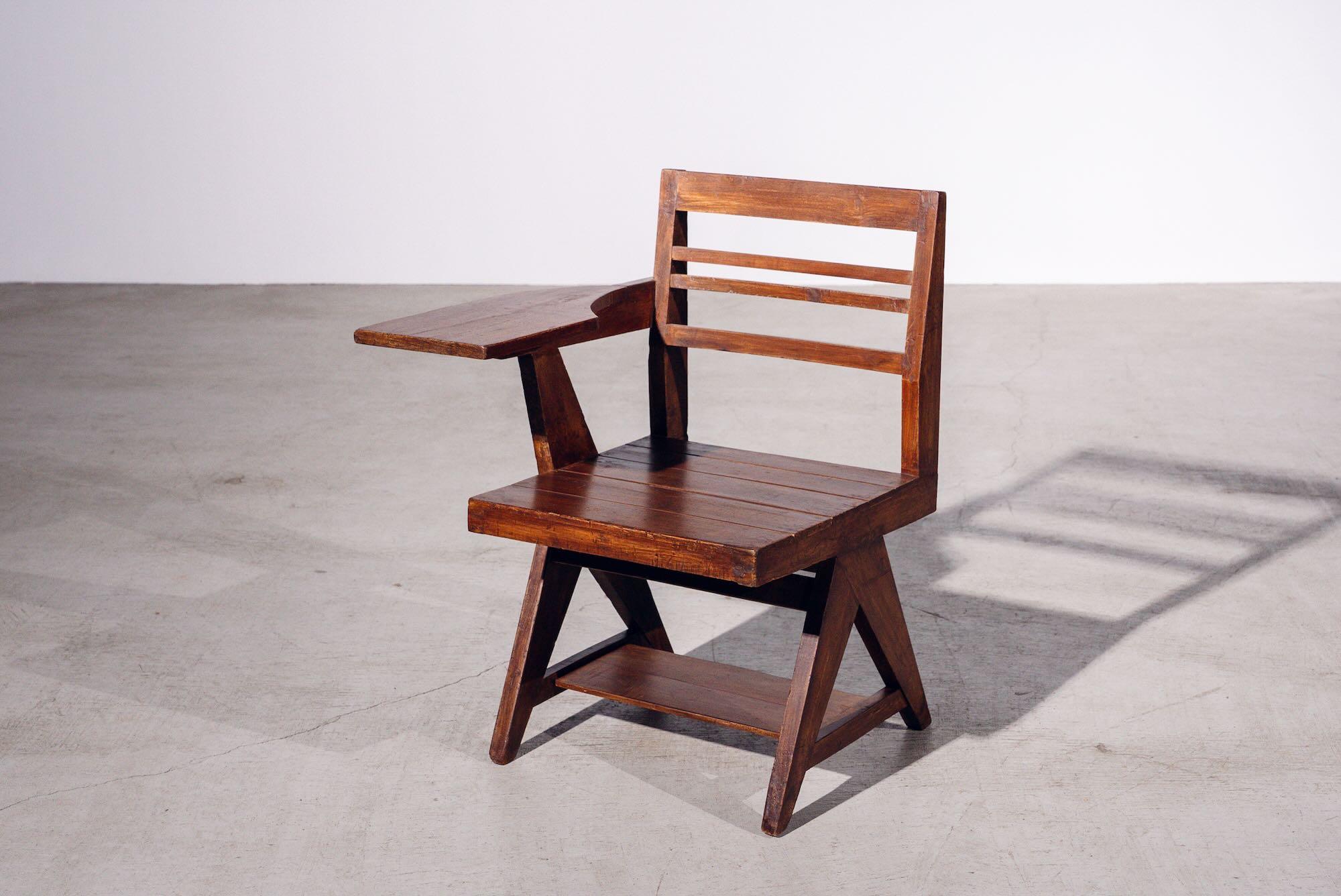 Una auténtica pieza de mediados de siglo del legendario encargo Chandigarh de Pierre Jeanneret. Fabricado en madera de teca.

Carta : PSY/65 (Departamento de Psicología N°65 de la Universidad de Punjab)