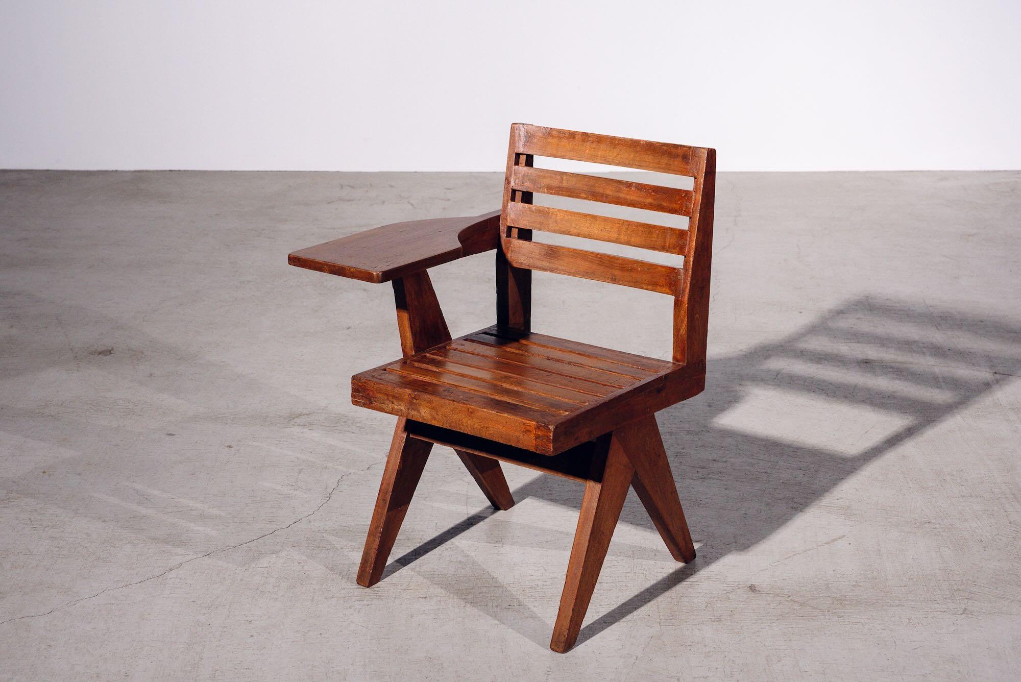 Una auténtica pieza de mediados de siglo del legendario encargo Chandigarh de Pierre Jeanneret. Fabricado en madera de teca.

Carta : STATS/57 (Departamento de Estadística de la Universidad Panjab / Nº57)