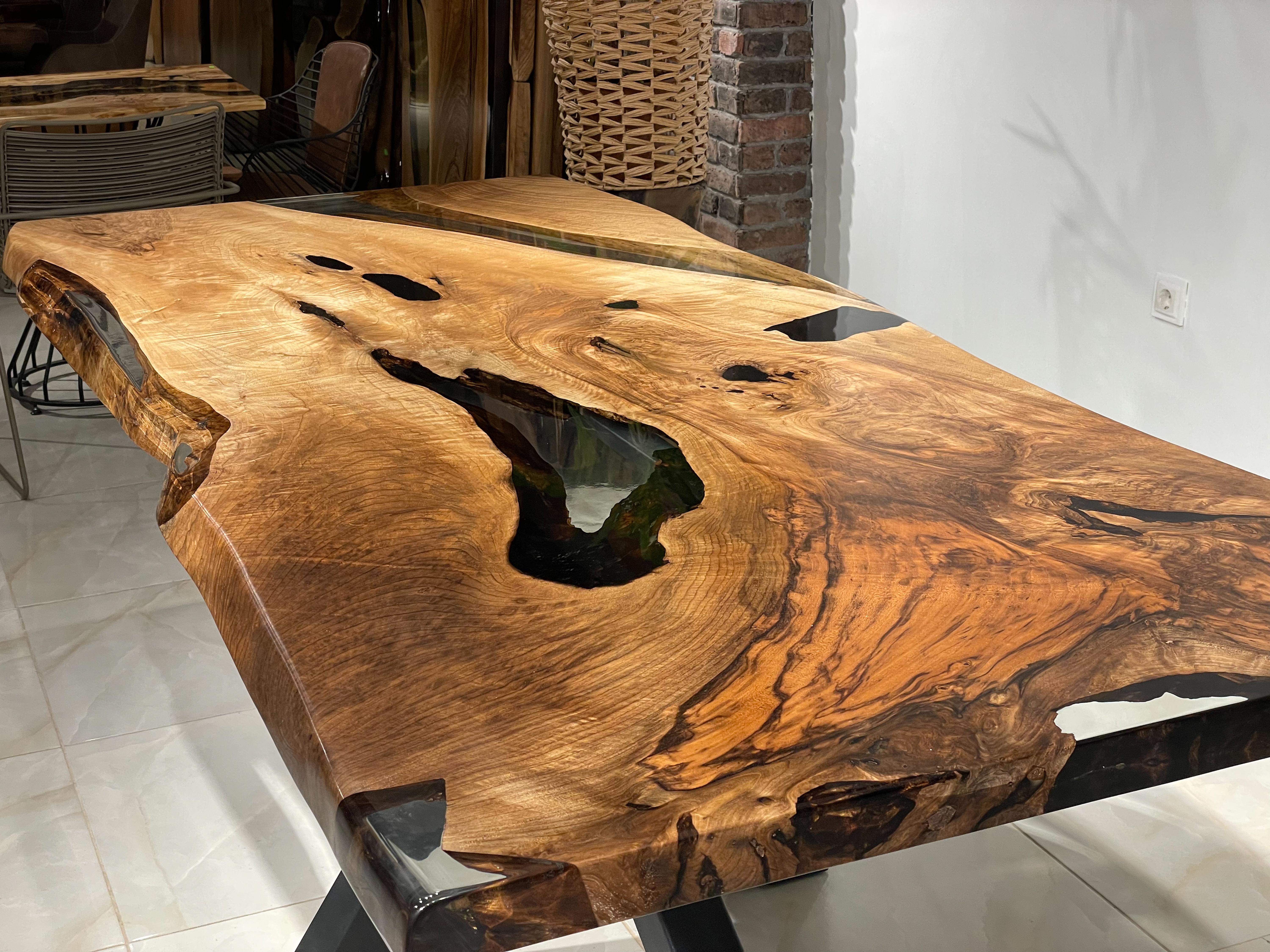 Arts and Crafts Tavolo in legno - Tavolo in resina epossidica con bordo vivo personalizzato - Tavolo con bordo vivo in vendita