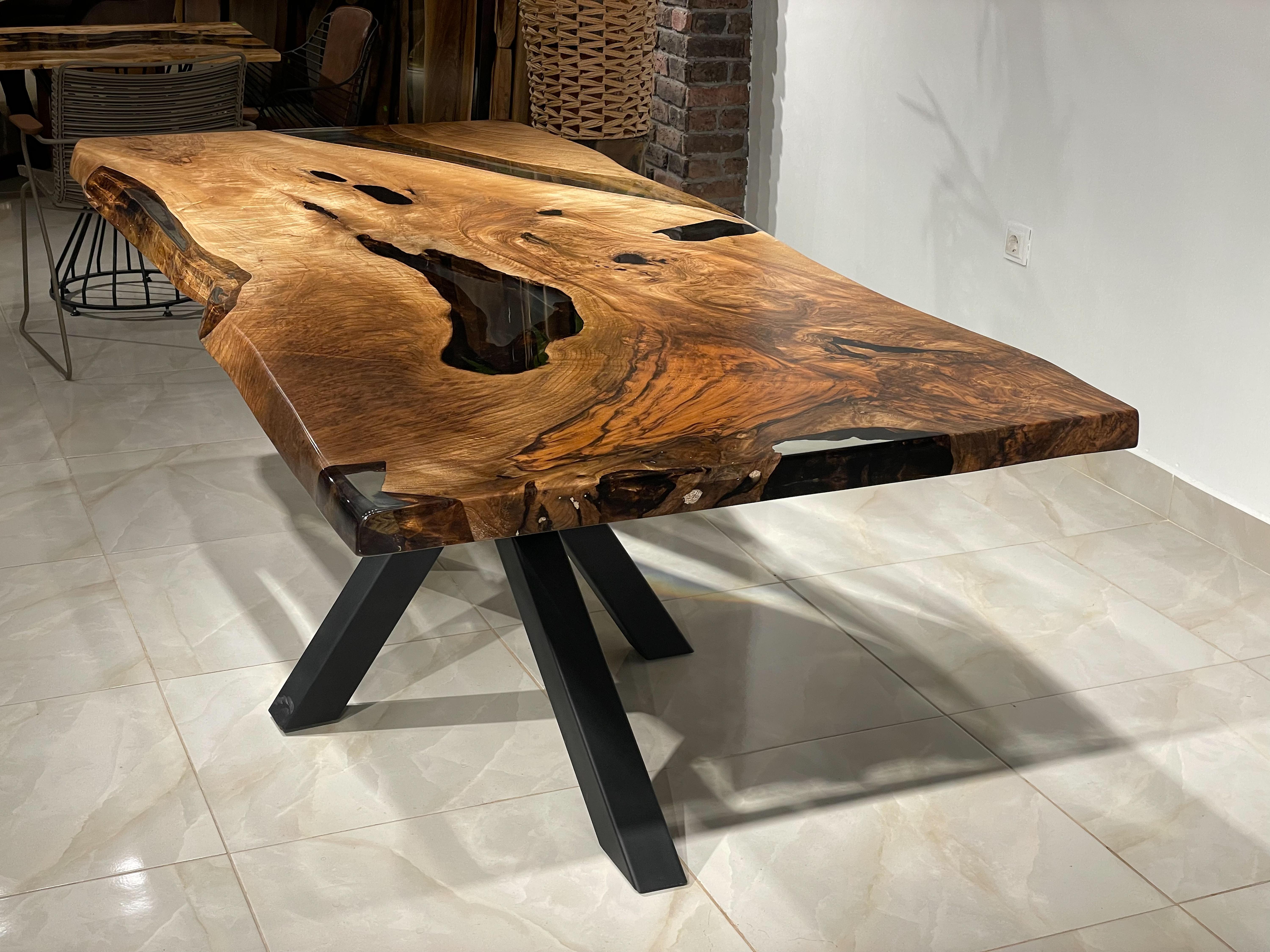 Turco Tavolo in legno - Tavolo in resina epossidica con bordo vivo personalizzato - Tavolo con bordo vivo in vendita