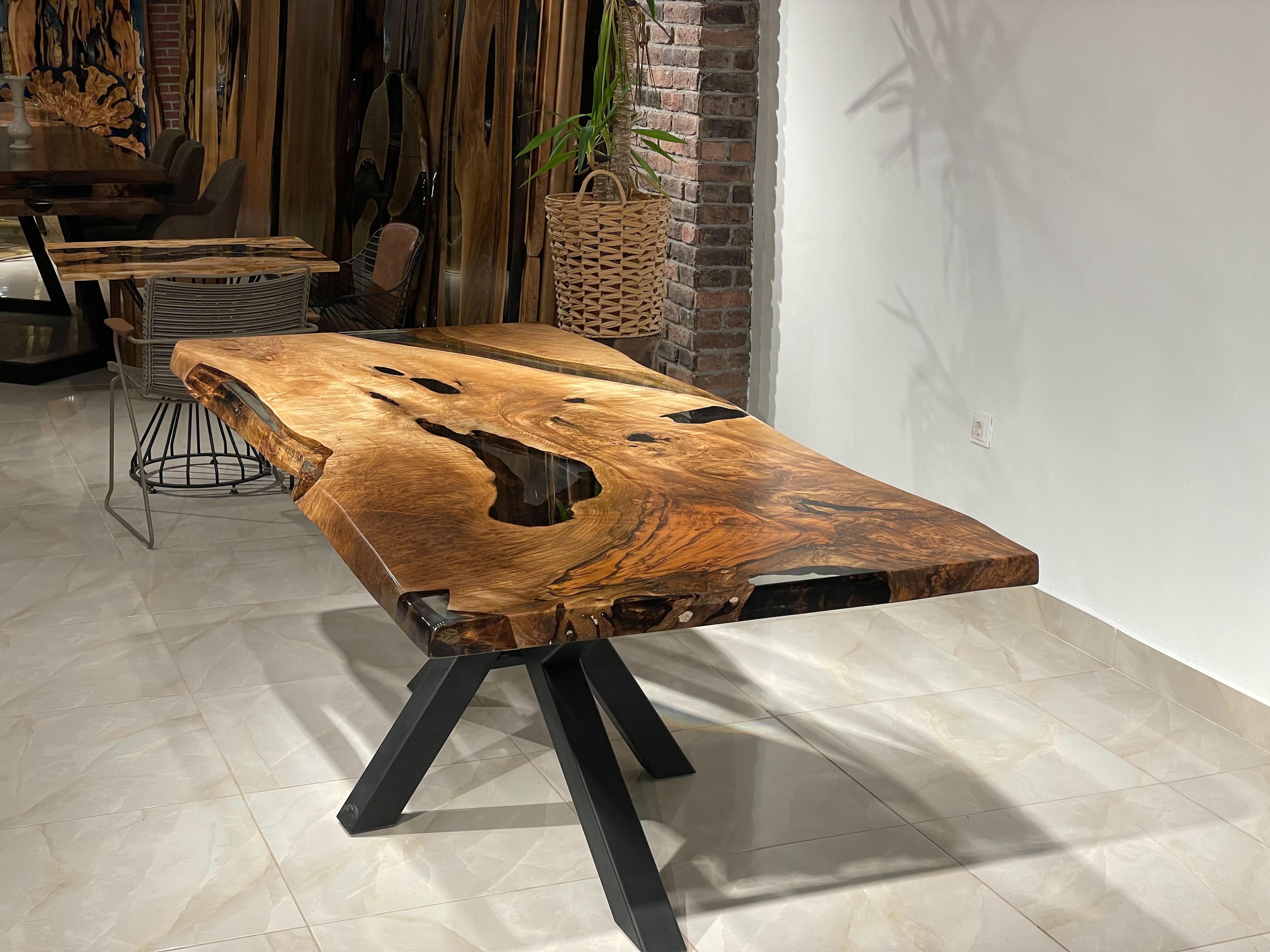 Intagliato a mano Tavolo in legno - Tavolo in resina epossidica con bordo vivo personalizzato - Tavolo con bordo vivo in vendita