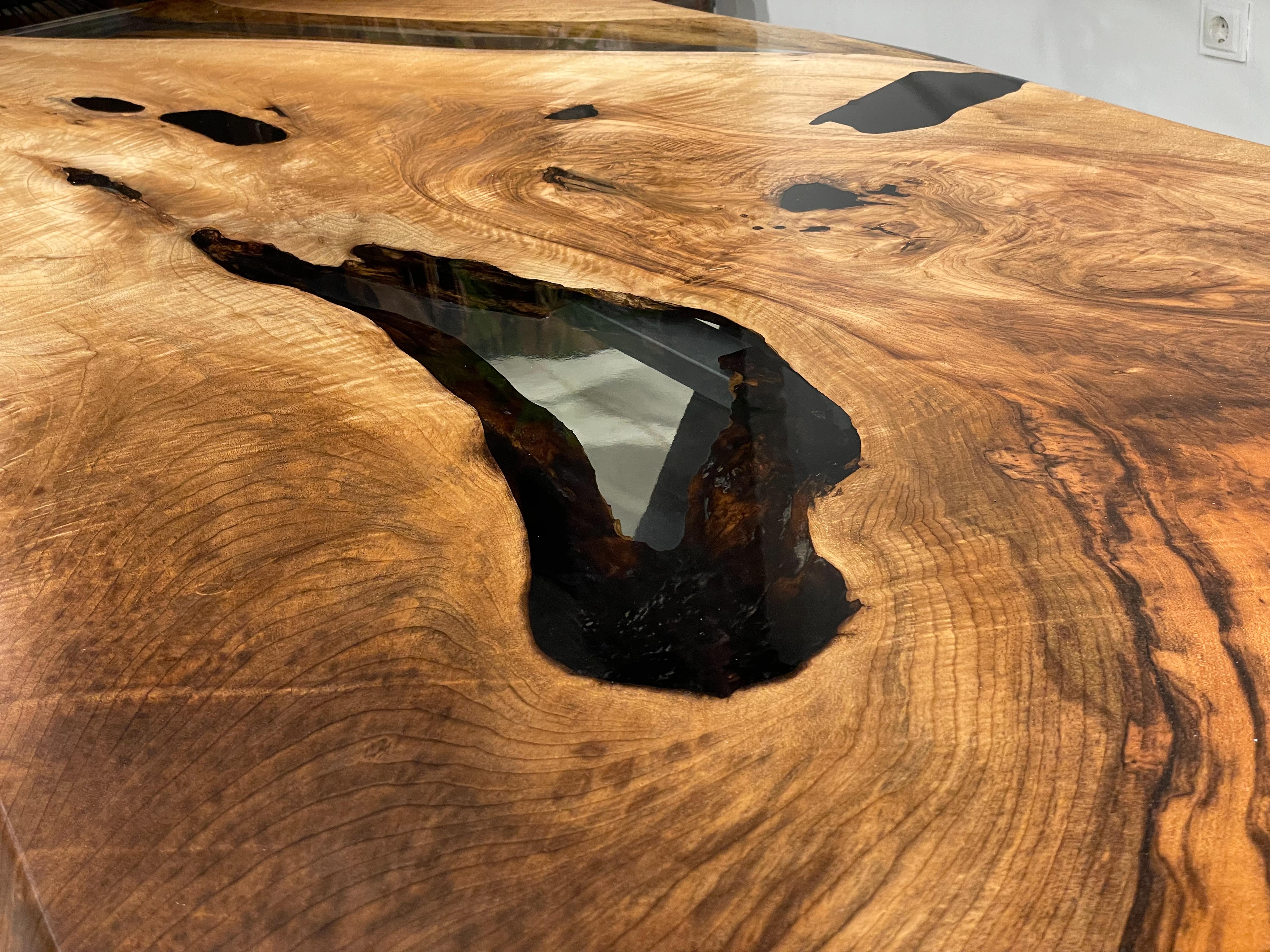 XXI secolo e contemporaneo Tavolo in legno - Tavolo in resina epossidica con bordo vivo personalizzato - Tavolo con bordo vivo in vendita