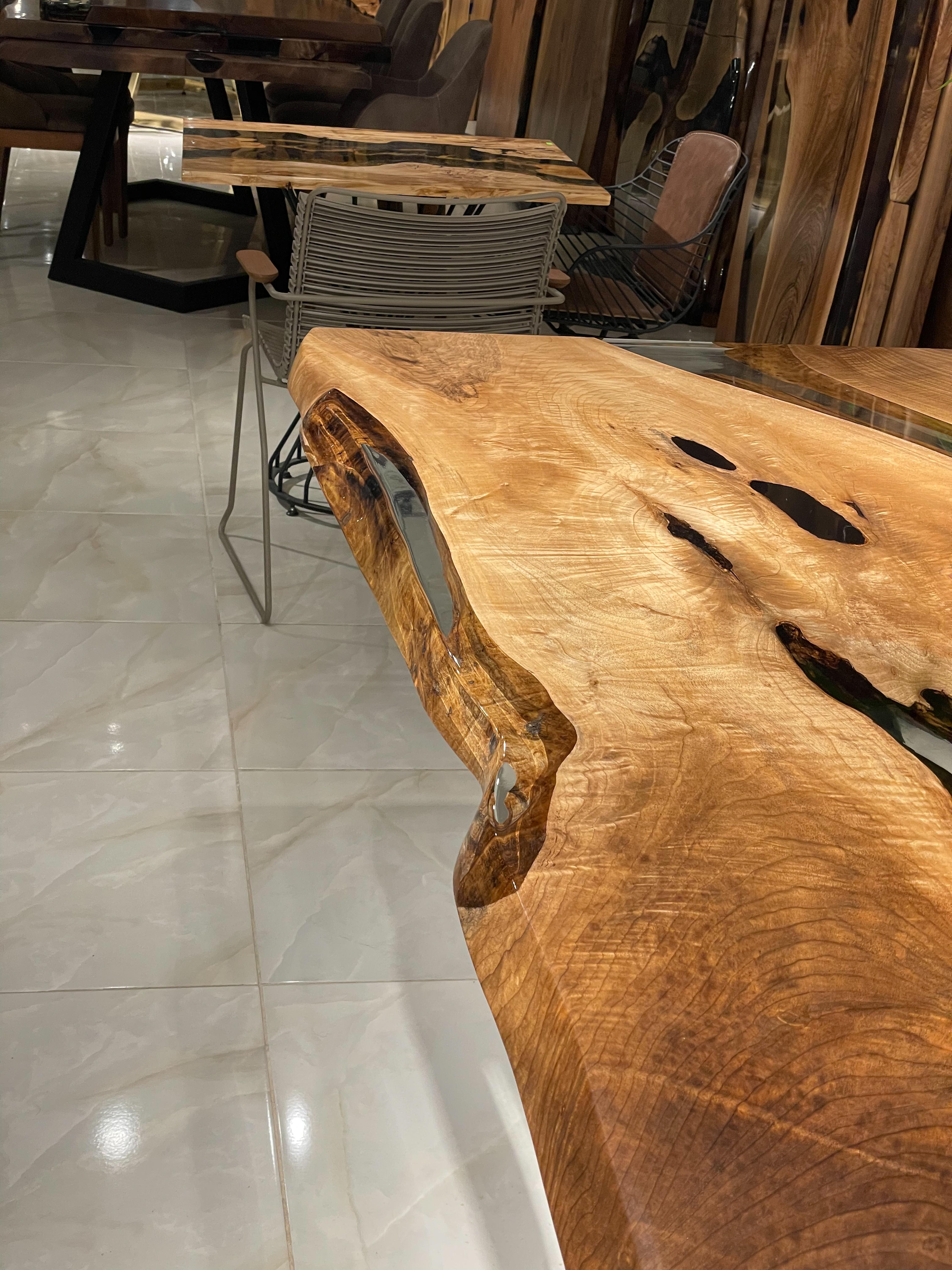Resina epossidica Tavolo in legno - Tavolo in resina epossidica con bordo vivo personalizzato - Tavolo con bordo vivo in vendita