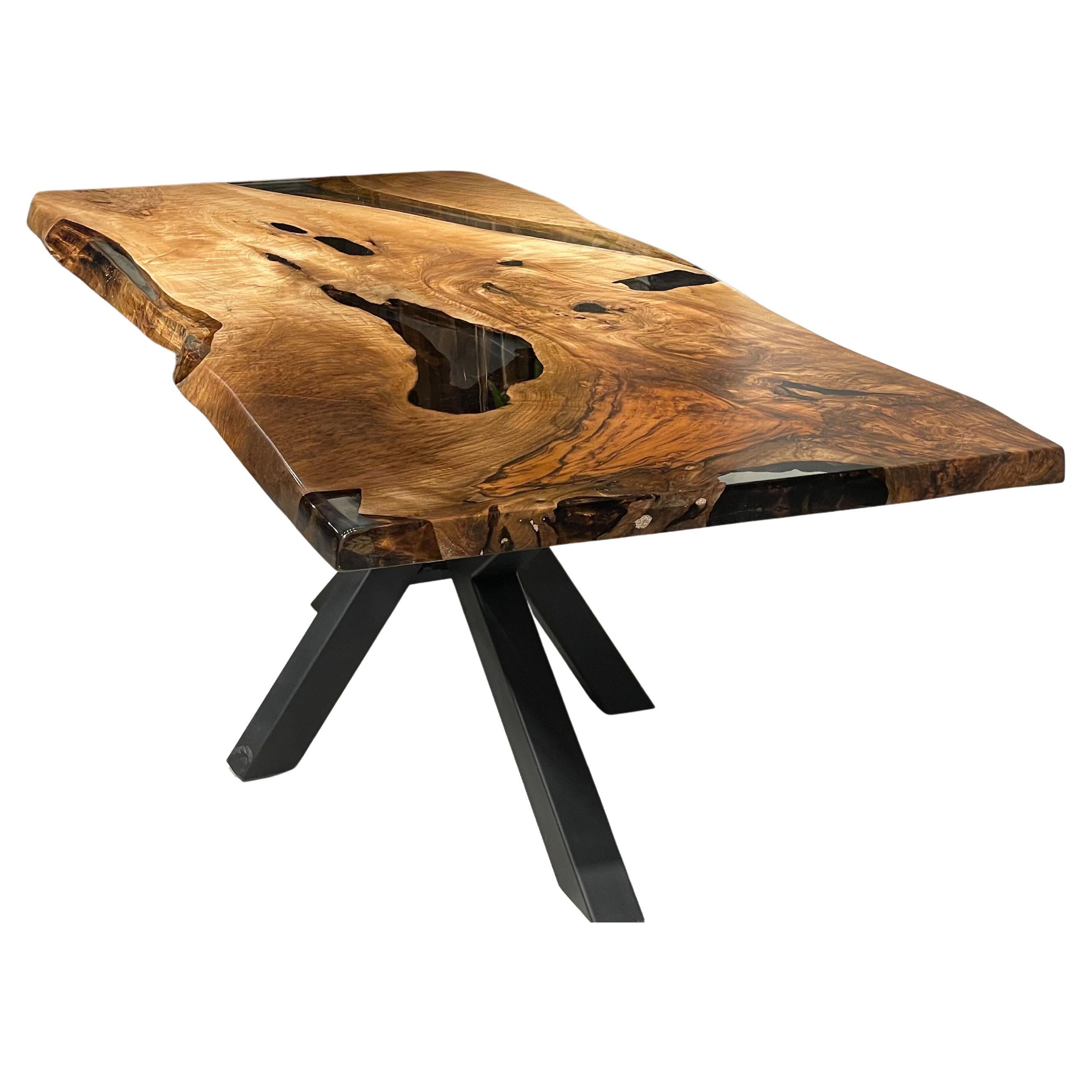 Tavolo con bordo vivo in resina epossidica noce - Sono disponibili misure personalizzate!

Questo tavolo combina perfettamente il calore del legno di noce con il tocco moderno dell'epossidica trasparente. È un bellissimo centrotavola per qualsiasi
