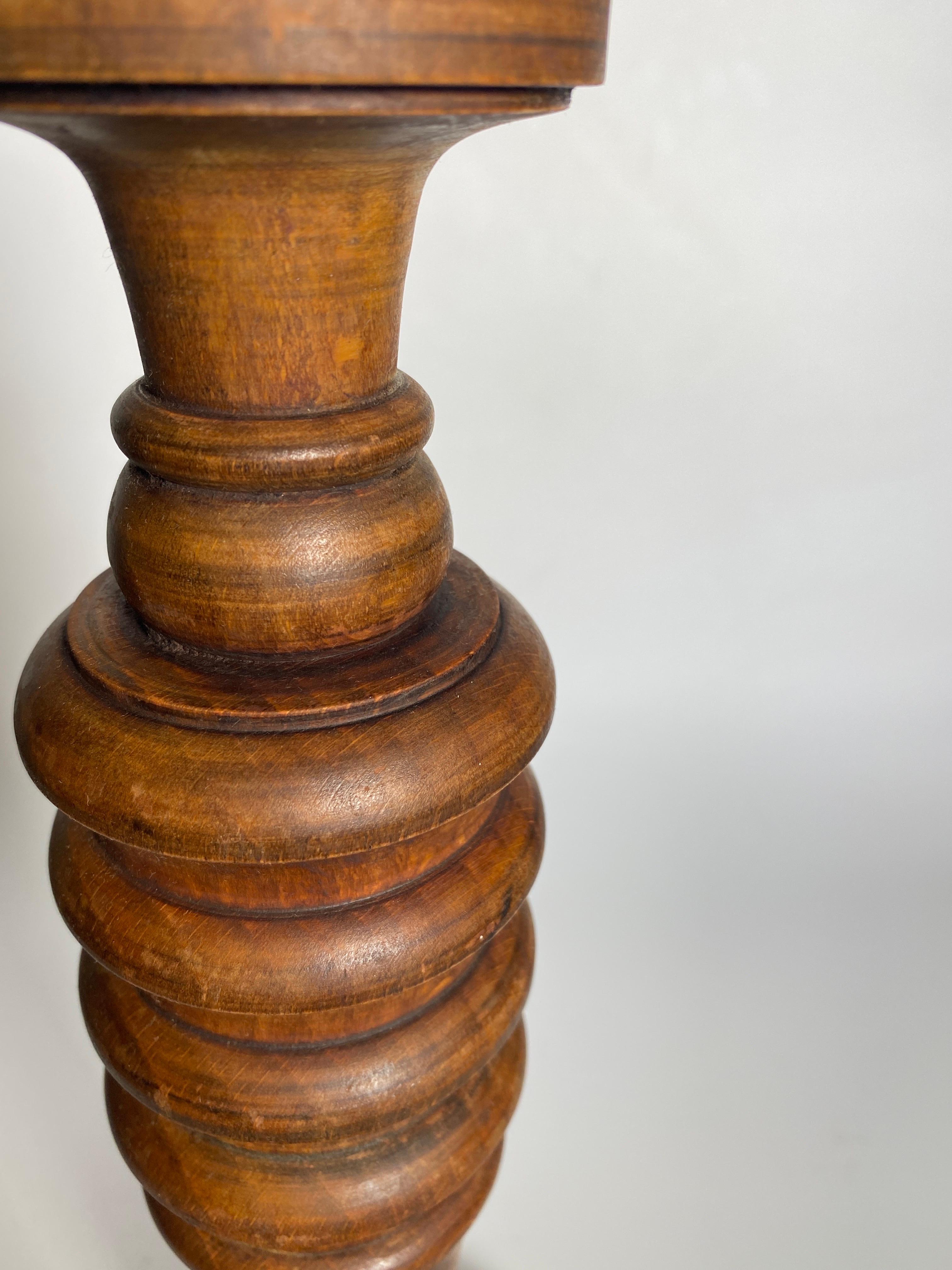 Lampe de table en Wood, fabriquée en Angleterre, couleur Brown, Circa 1940 Bon état - En vente à Auribeau sur Siagne, FR