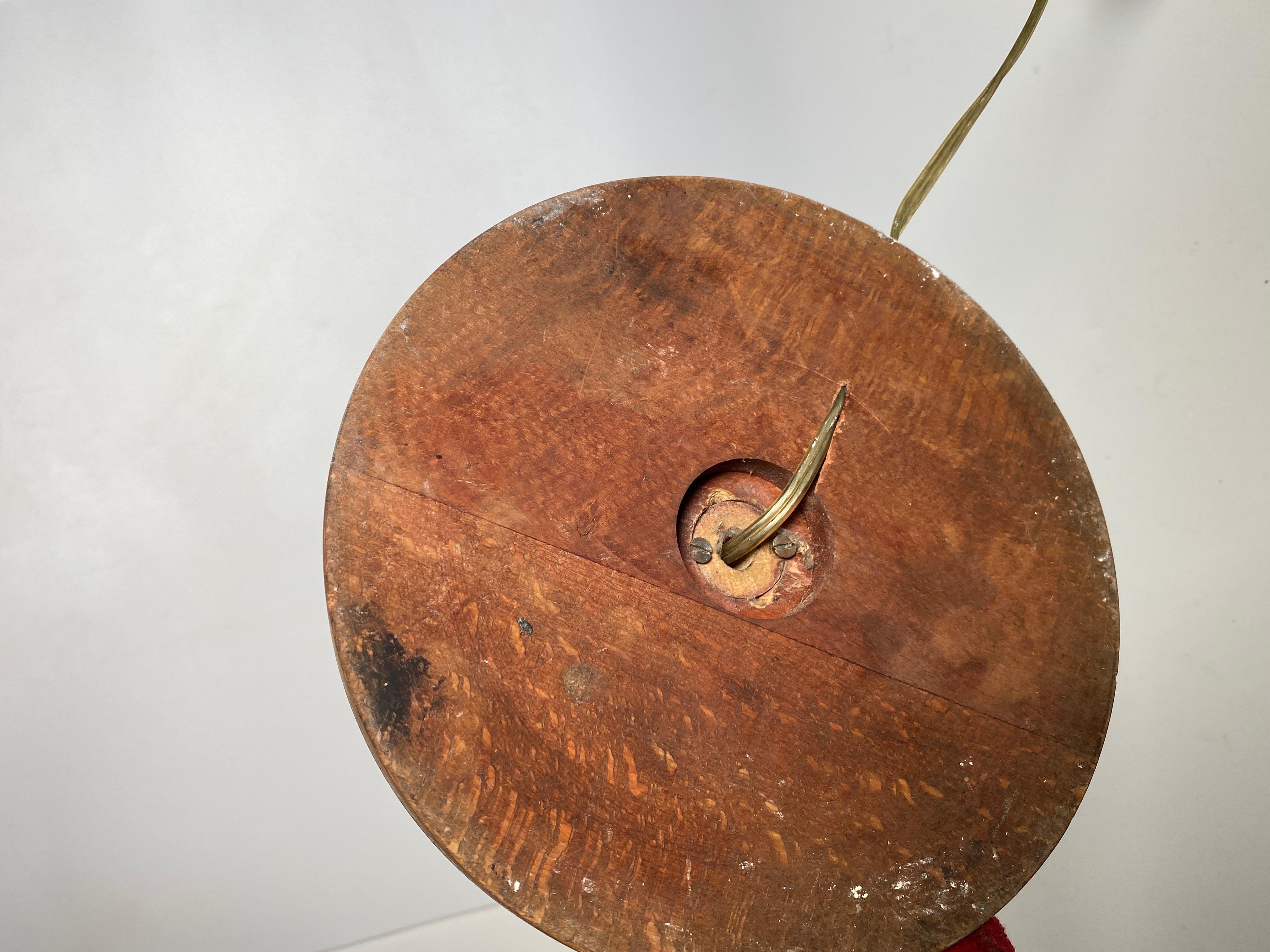 Milieu du XXe siècle Lampe de table en Wood, fabriquée en Angleterre, couleur Brown, Circa 1940 en vente