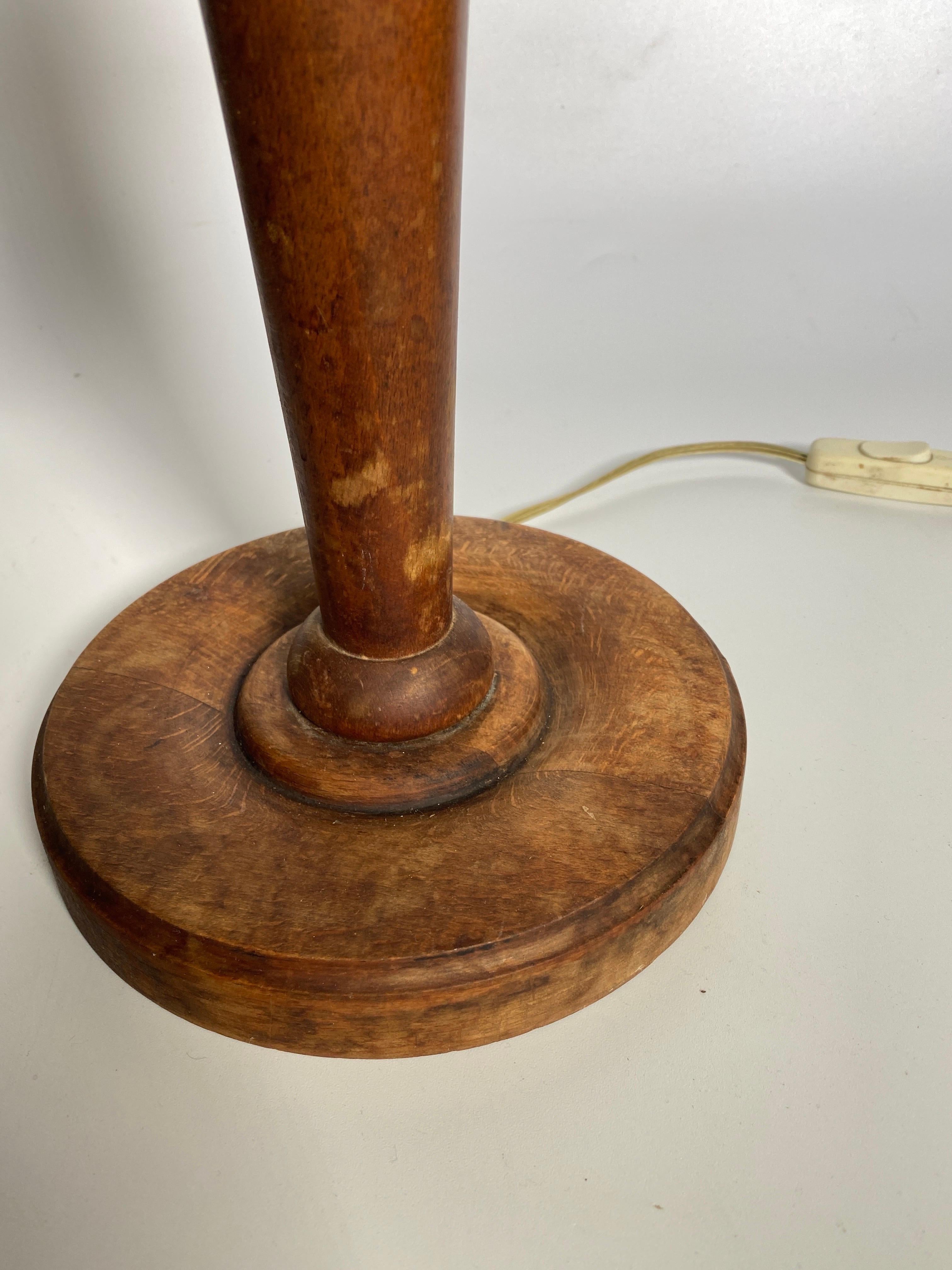 Bois Lampe de table en Wood, fabriquée en Angleterre, couleur Brown, Circa 1940 en vente
