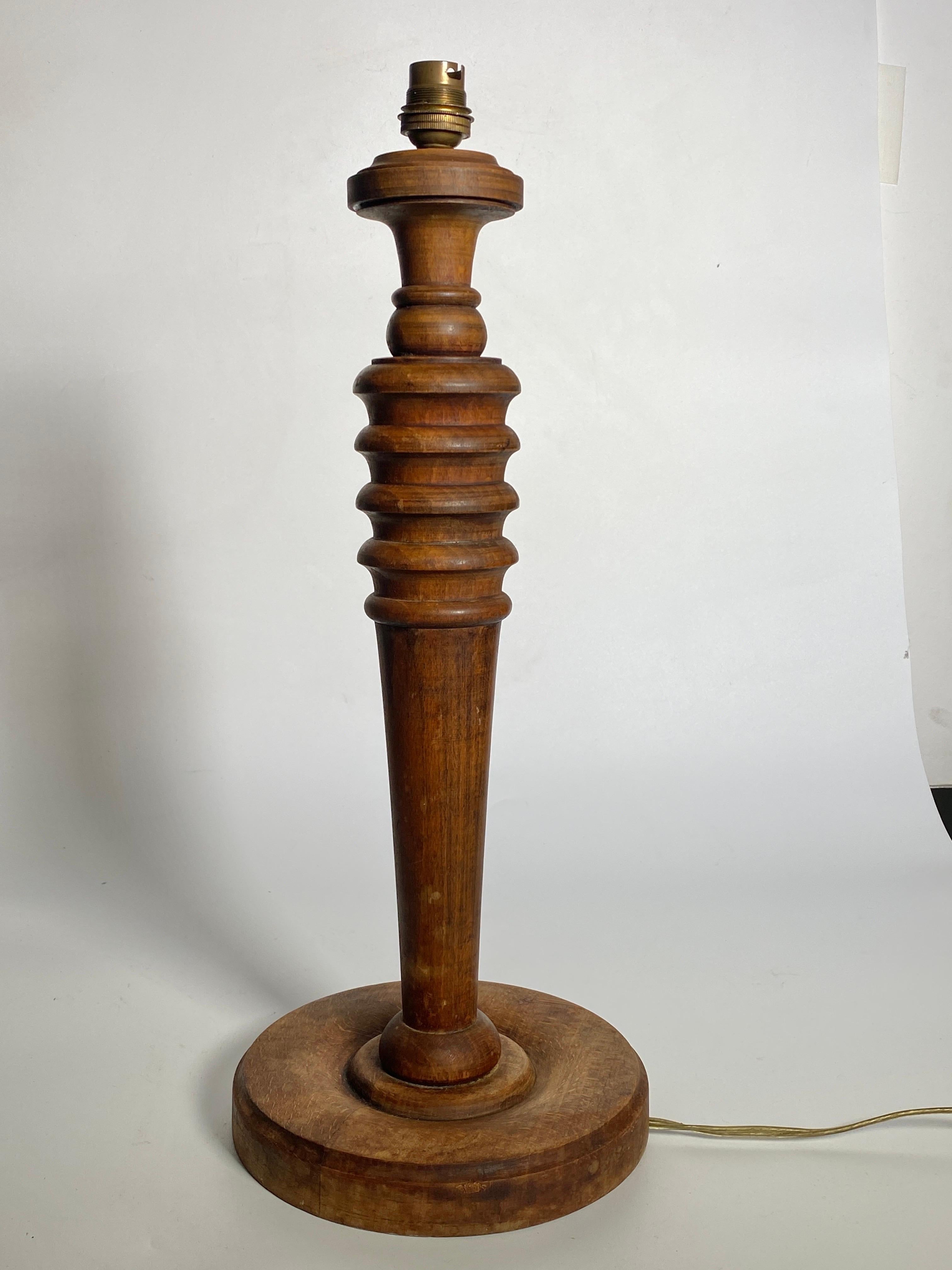 Lampe de table en Wood, fabriquée en Angleterre, couleur Brown, Circa 1940 en vente 1