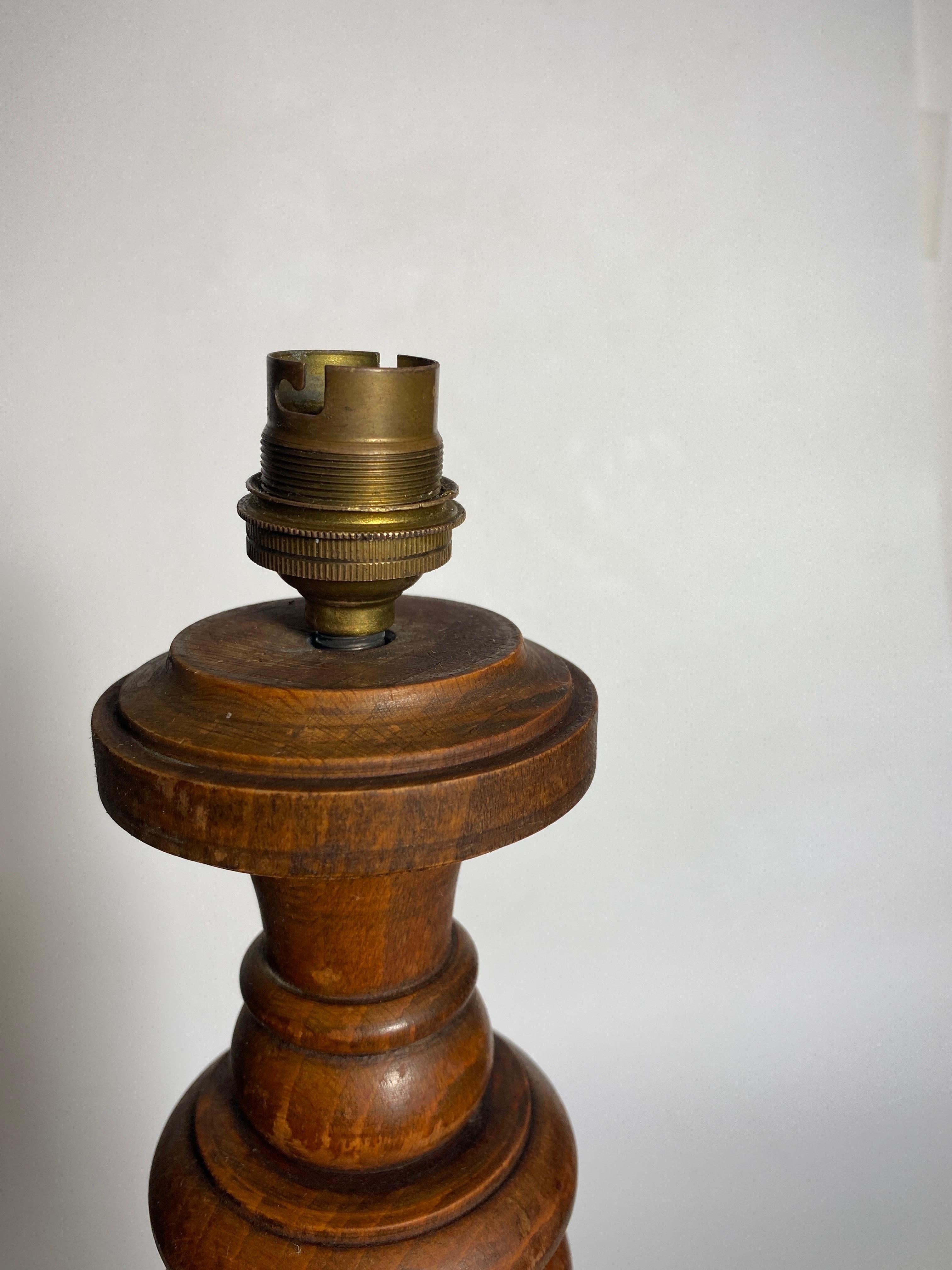 Lampe de table en Wood, fabriquée en Angleterre, couleur Brown, Circa 1940 en vente 3
