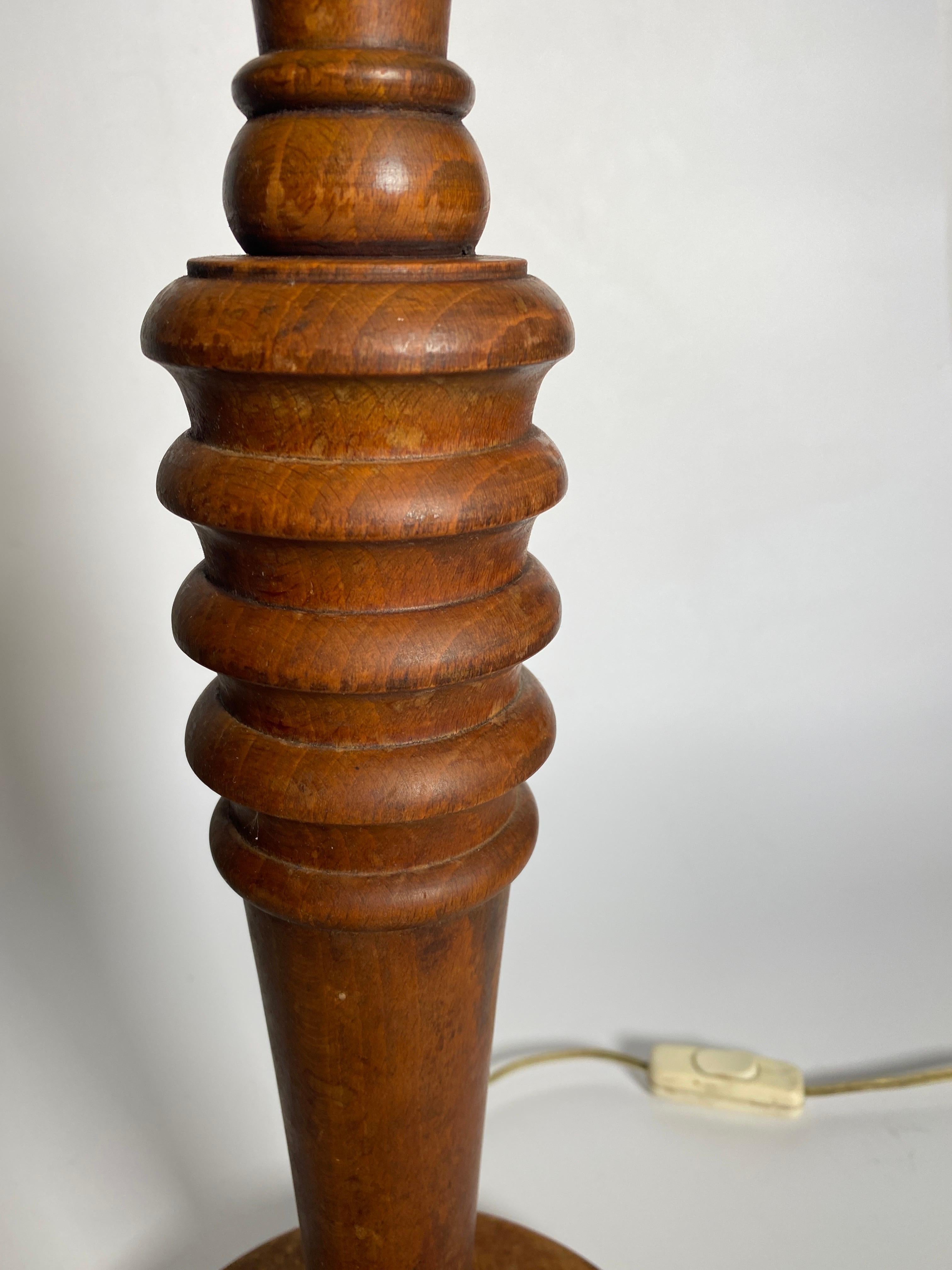 Lampe de table en Wood, fabriquée en Angleterre, couleur Brown, Circa 1940 en vente 4