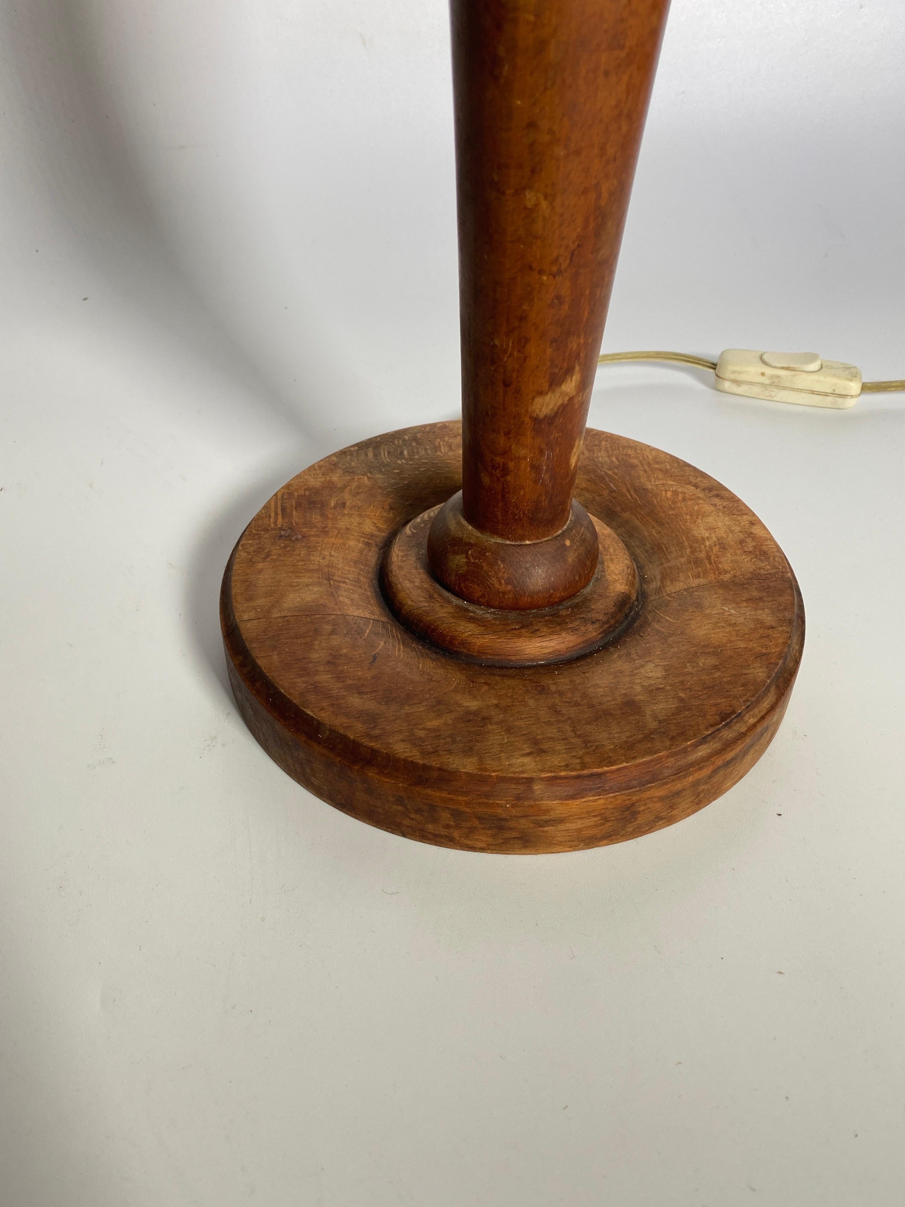 Lampe de table en Wood, fabriquée en Angleterre, couleur Brown, Circa 1940 en vente 5