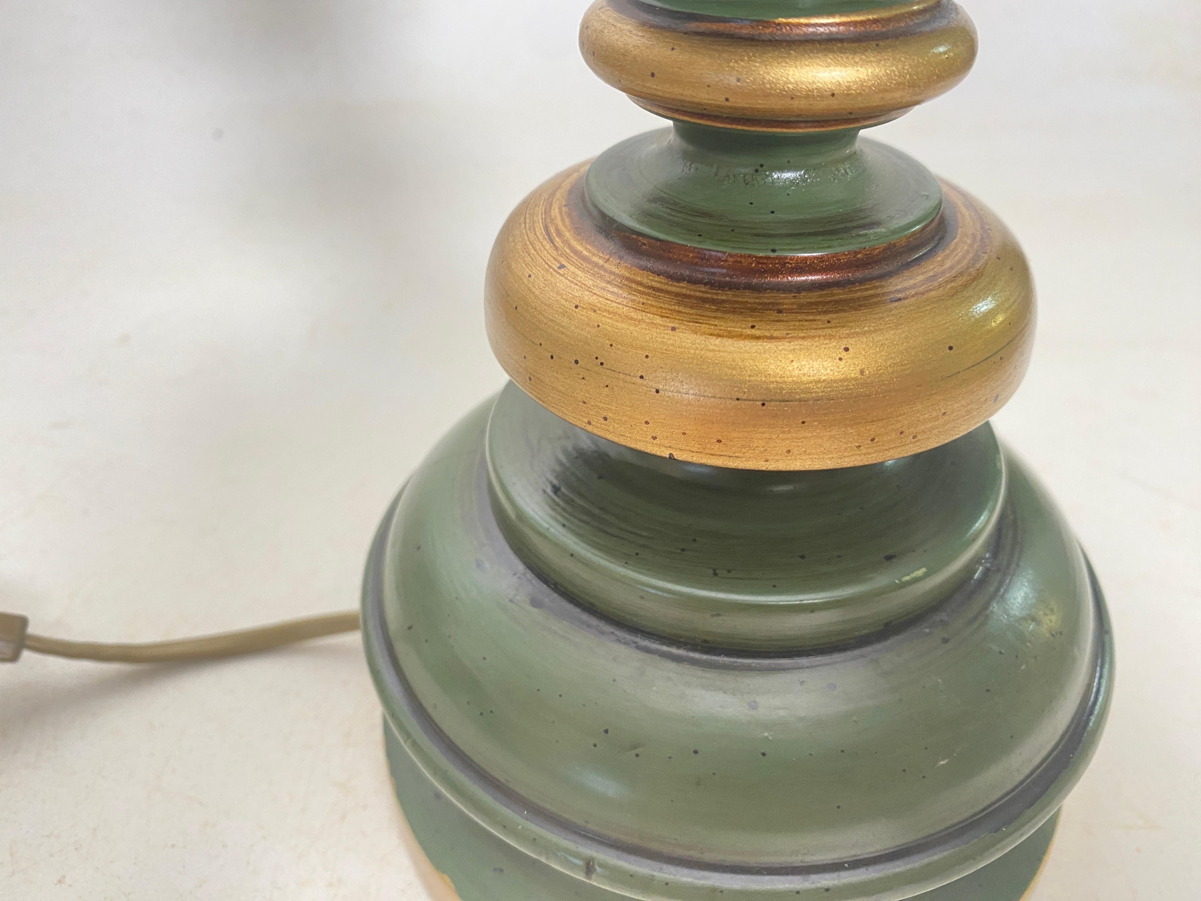 Lámpara de Sobremesa de Madera, Fabricada en Francia, Color Verde, Circa 1970 finales del siglo XX en venta