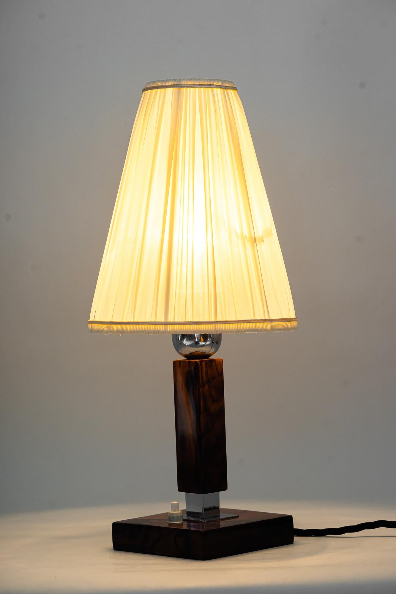 Holz-Tischlampe mit Stoffschirm aus den 1950er Jahren im Angebot 3