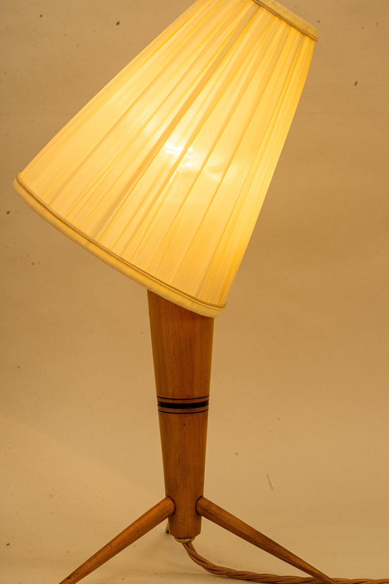 Tischlampe aus Holz mit Stoffschirm um 1950 im Angebot 4