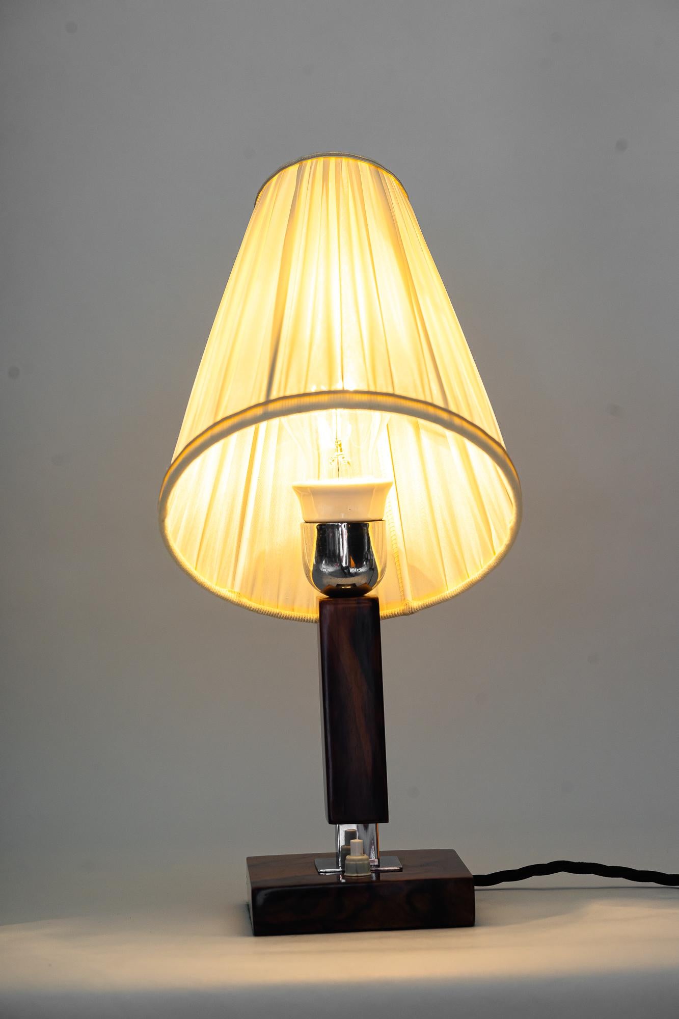 Holz-Tischlampe mit Stoffschirm aus den 1950er Jahren im Angebot 4