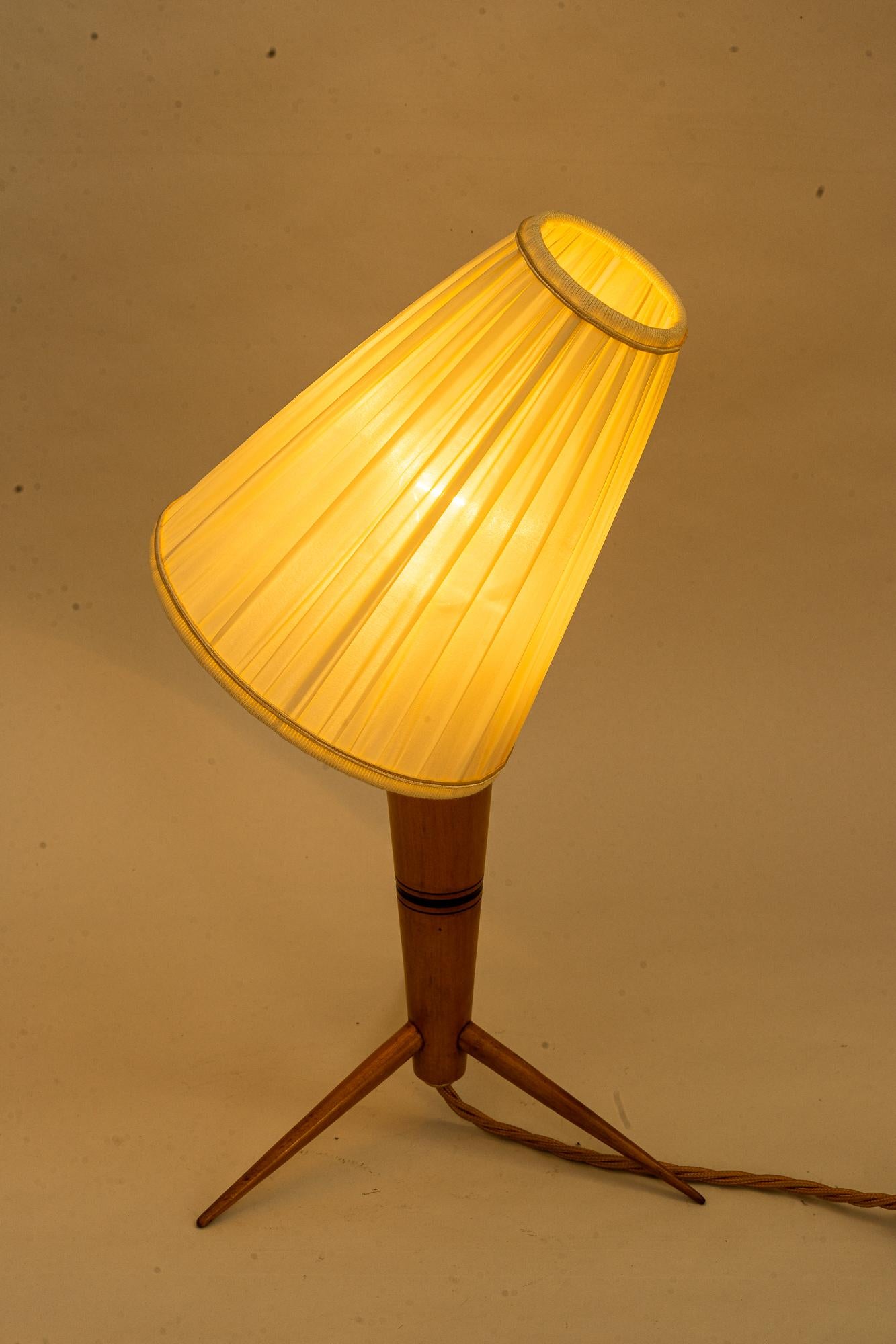 Tischlampe aus Holz mit Stoffschirm um 1950 im Angebot 5