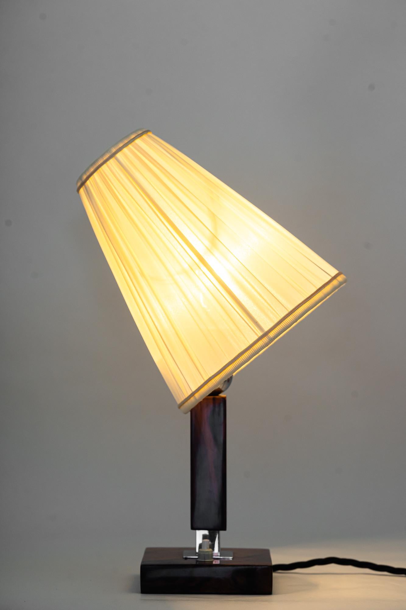 Lampe de bureau en bois avec abat-jour en tissu, vers les années 1950 en vente 4