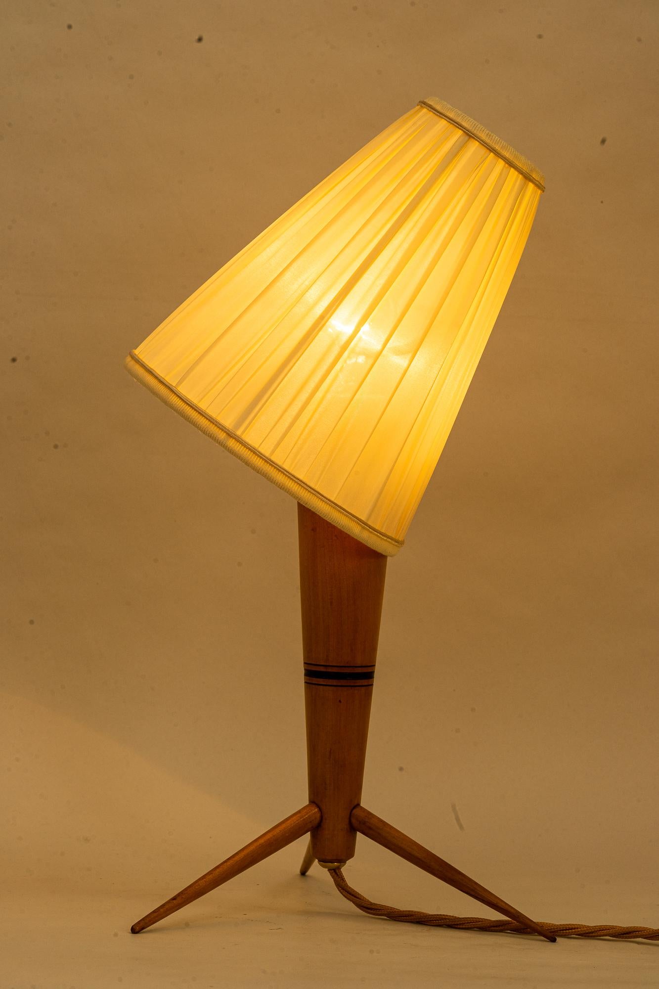 Tischlampe aus Holz mit Stoffschirm um 1950 im Angebot 6
