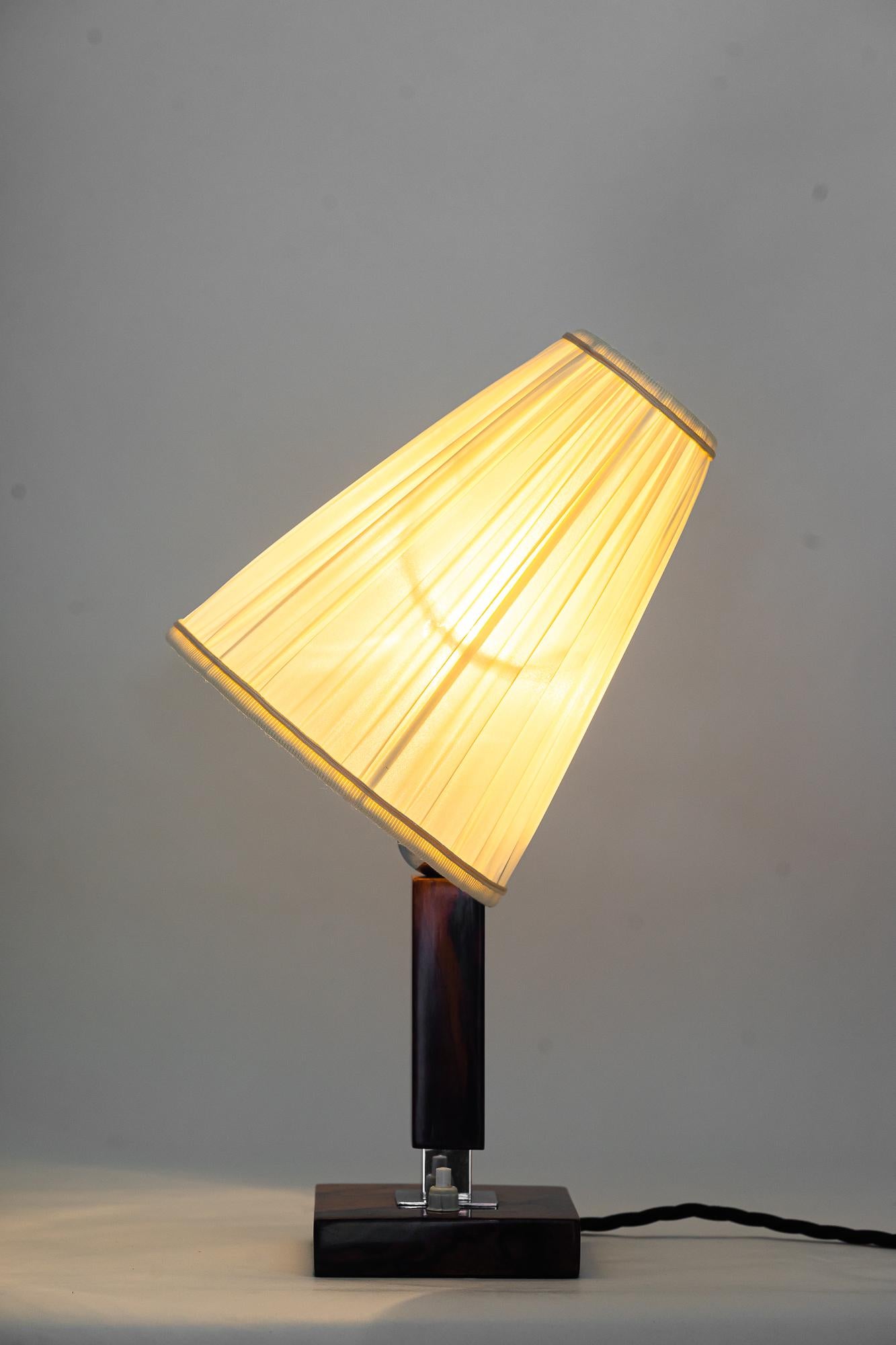 Lampe de bureau en bois avec abat-jour en tissu, vers les années 1950 en vente 5