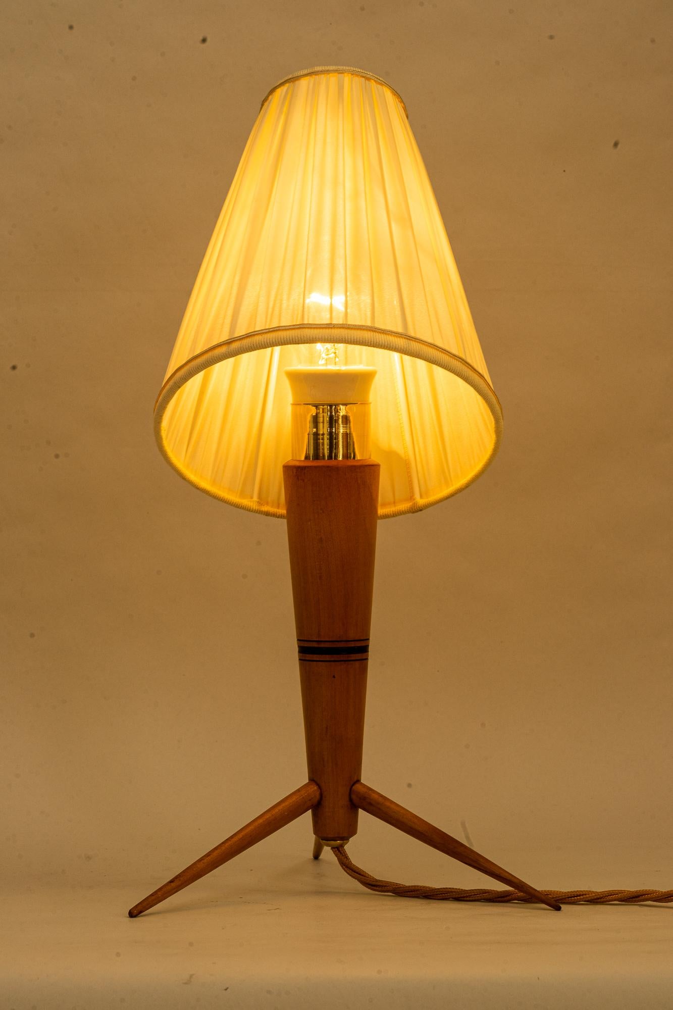 Tischlampe aus Holz mit Stoffschirm um 1950 im Angebot 7